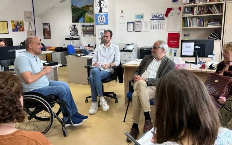 Imagen de archivo de una reunión del Grupo Municipal Socialista de Ponferrada con Ambi.