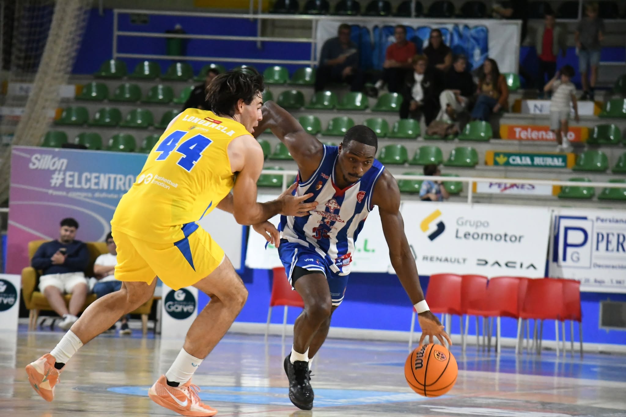 Jacobs esquiva a un rival durante el partido ante el Getafe. REDBLANQUIAZUL