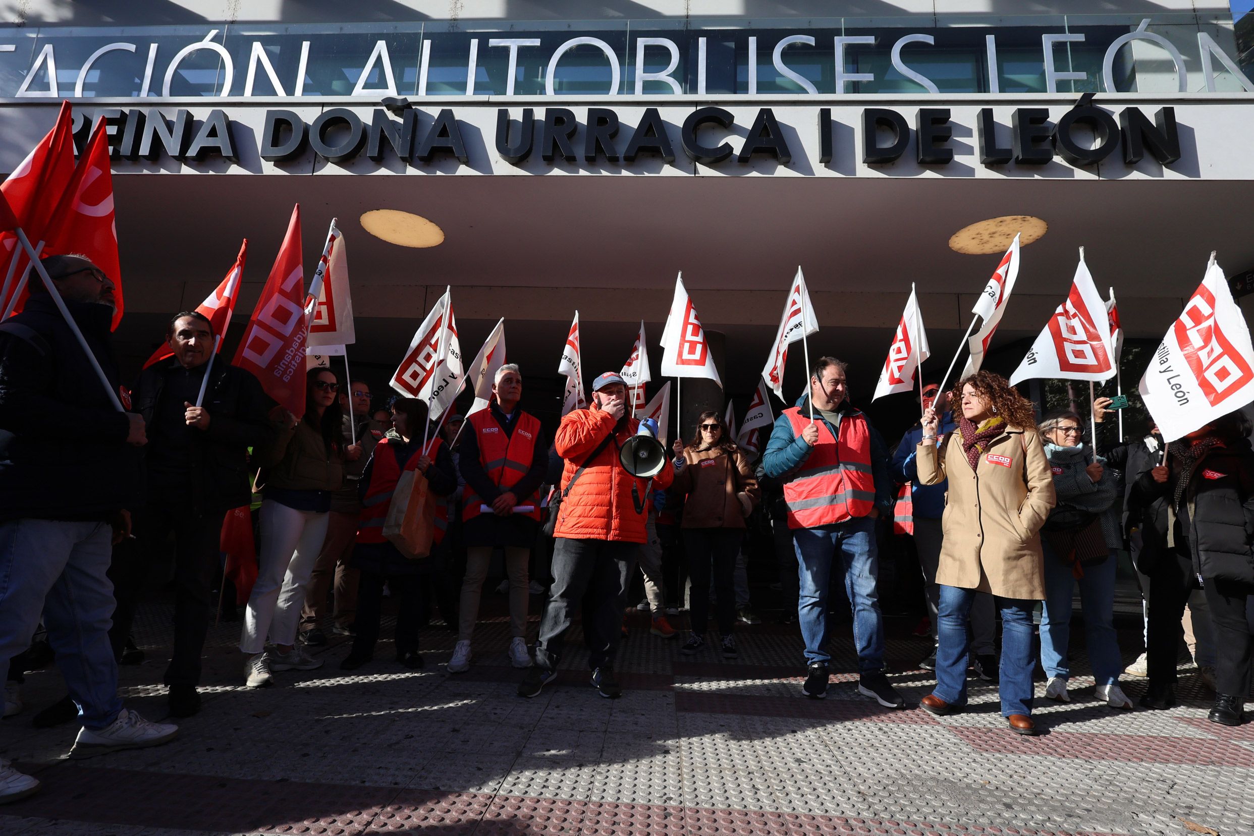 Concentración este viernes a las puertas de la Estación de Autobuses de León. | CAMPILLO (ICAL)