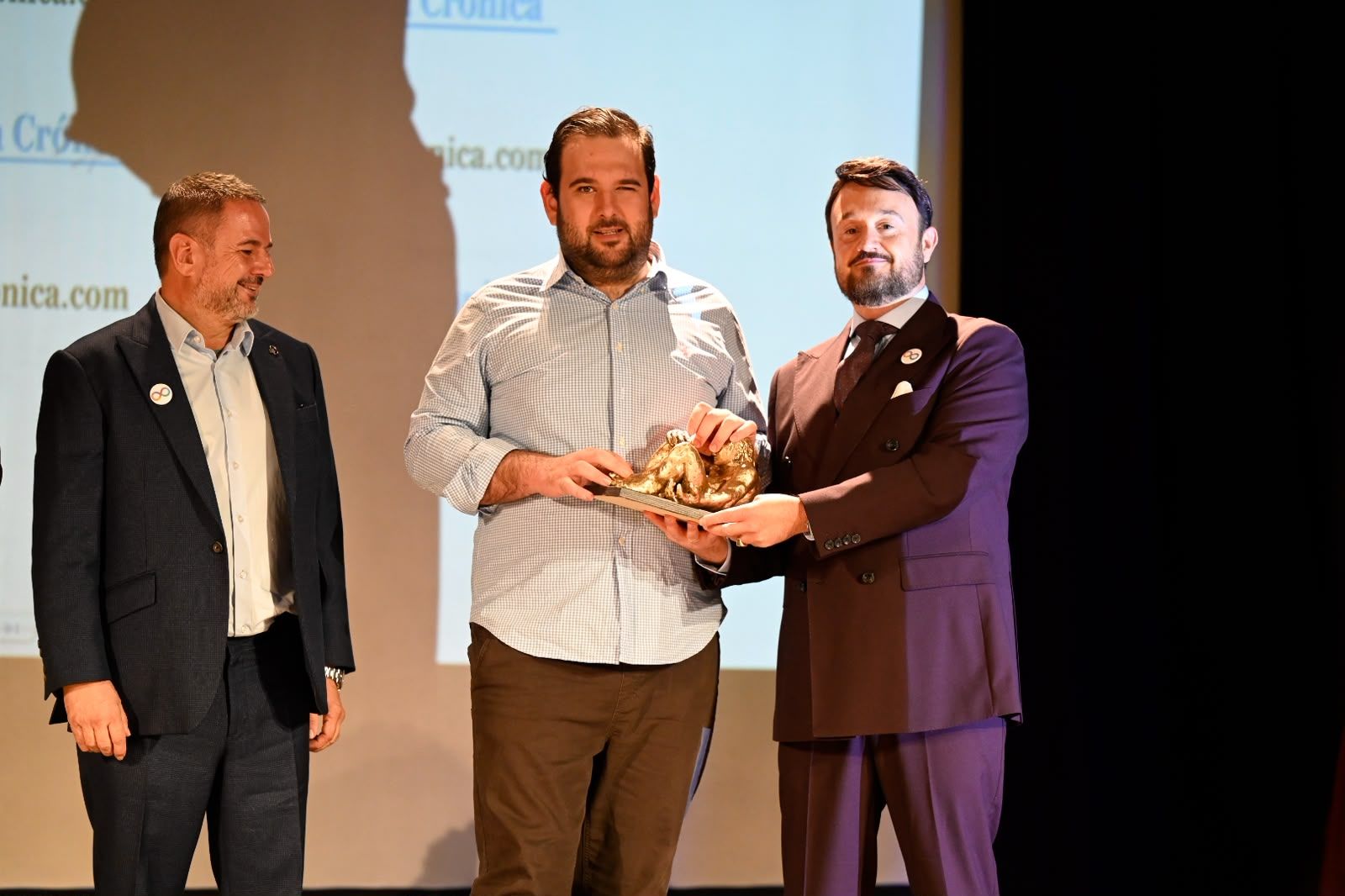 El consejero delegado de La Nueva Crónica, Álvaro Lesmes, entrega la Negrilla de Oro a Autismo León. | SAÚL ARÉN