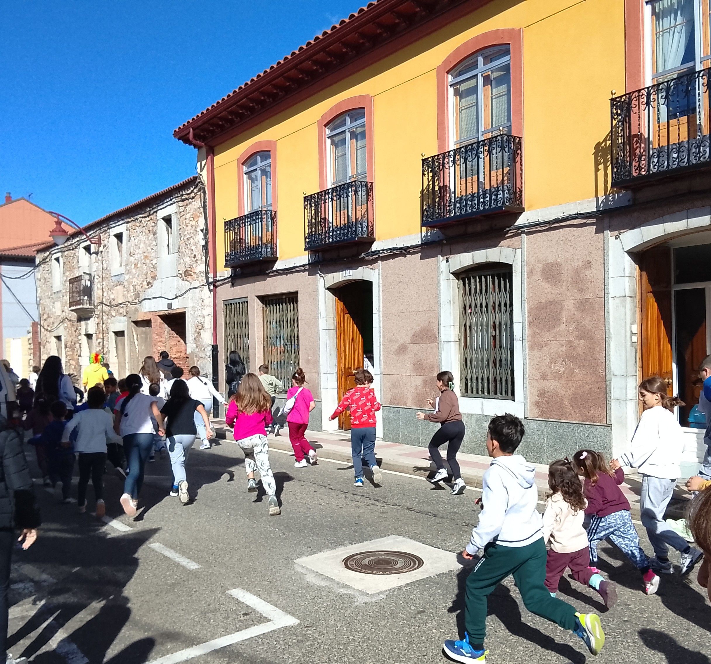 Escolares de La Pola, Ciñera y Villamanín participaron en una convocatoria que unió deporte, convivencia y solidaridad. ESTEFANÍA NIÑO (1)