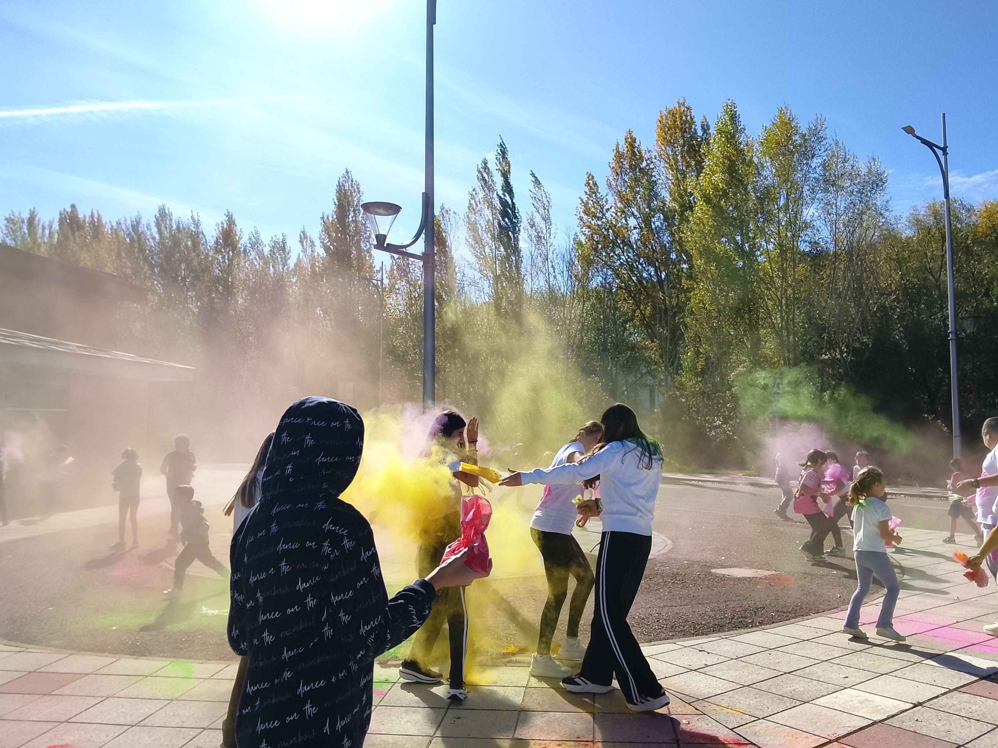 Escolares de La Pola, Ciñera y Villamanín participaron en una convocatoria que unió deporte, convivencia y solidaridad. ESTEFANÍA NIÑO (6)