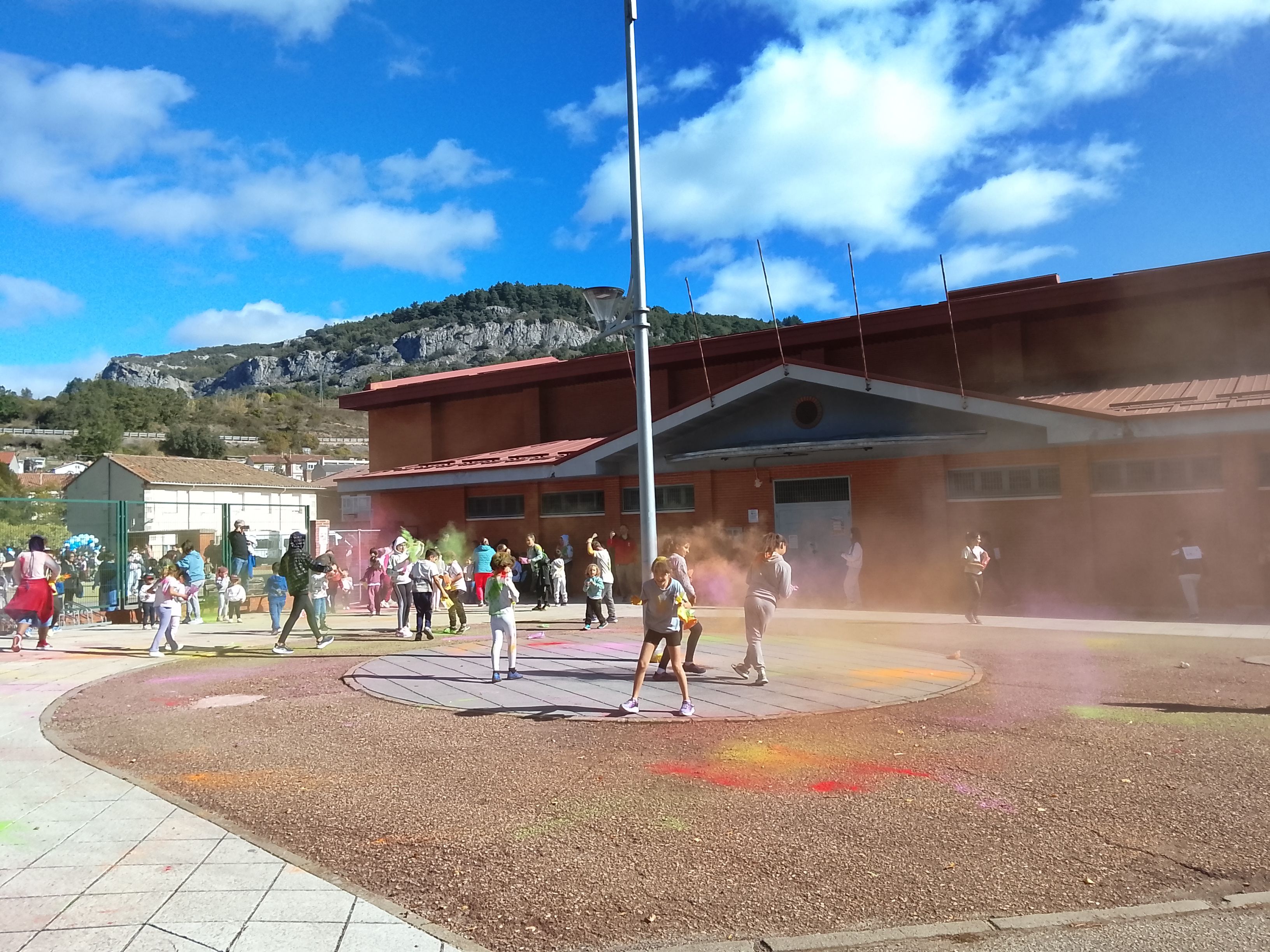 Escolares de La Pola, Ciñera y Villamanín participaron en una convocatoria que unió deporte, convivencia y solidaridad. ESTEFANÍA NIÑO (9)