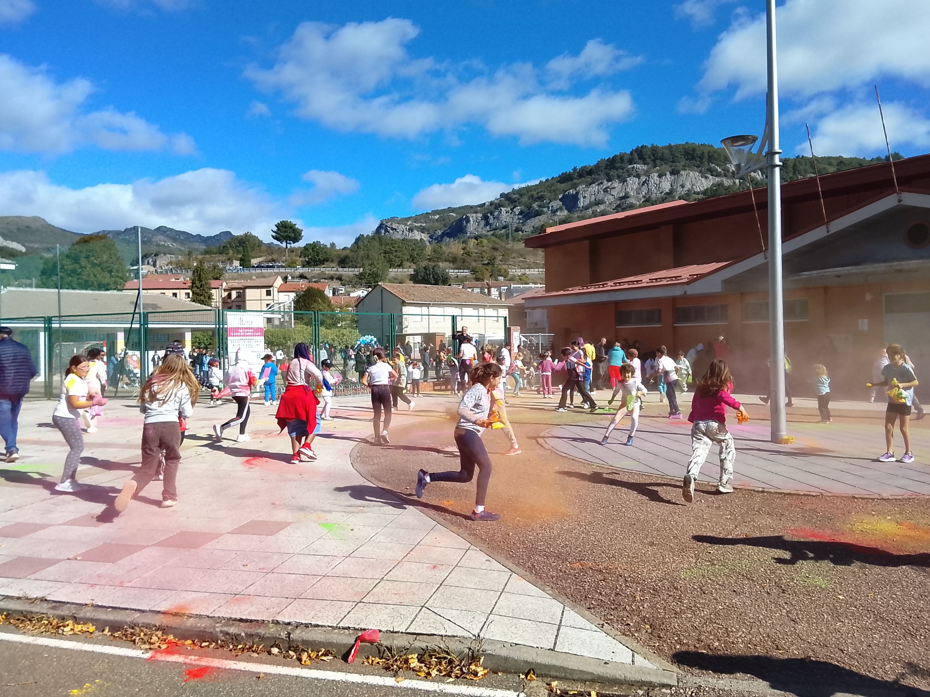 Escolares de La Pola, Ciñera y Villamanín participaron en una convocatoria que unió deporte, convivencia y solidaridad. ESTEFANÍA NIÑO (10)