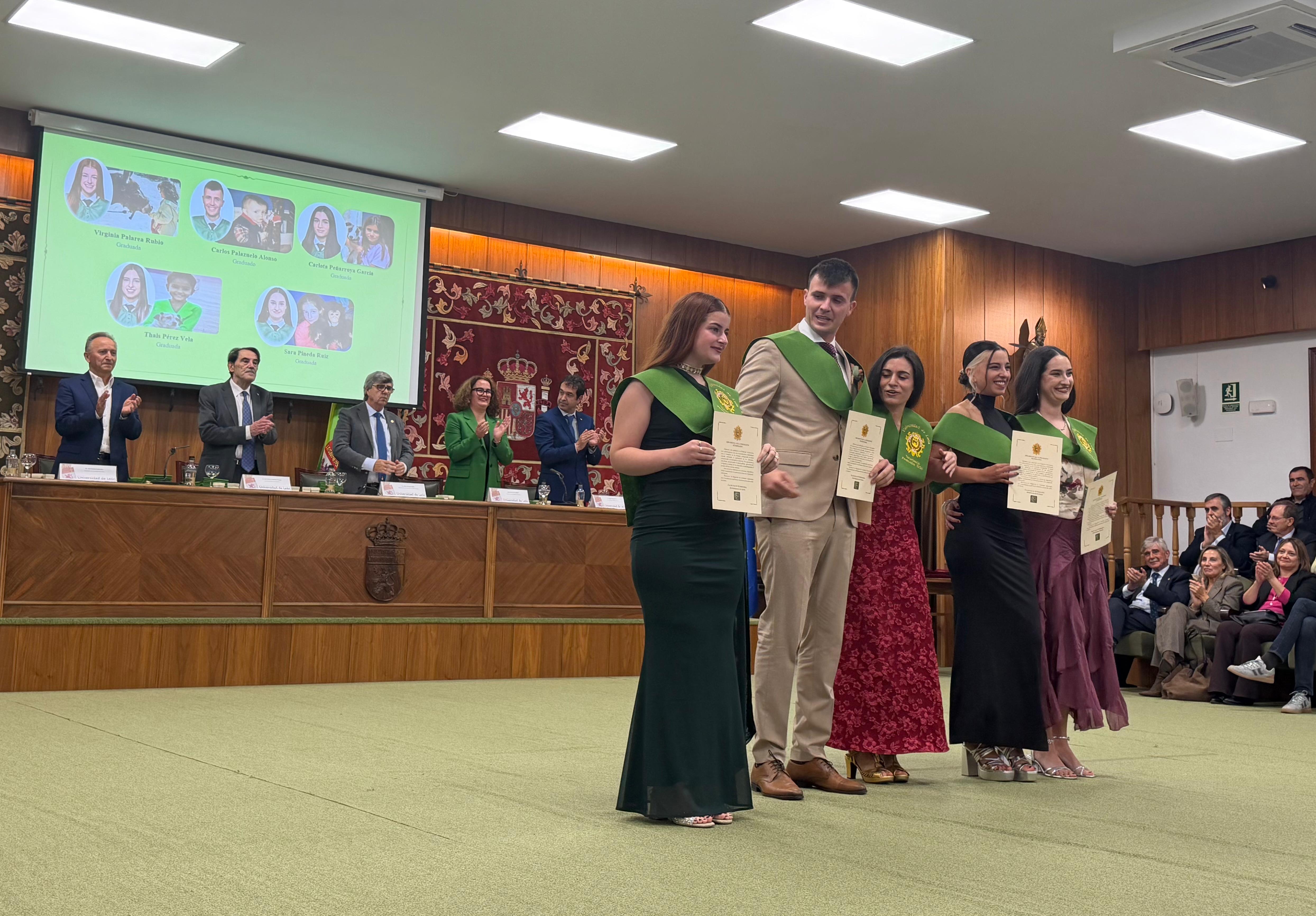Algunos de los graduados recogiendo sus diplomas durante el acto. |L.N.C.
