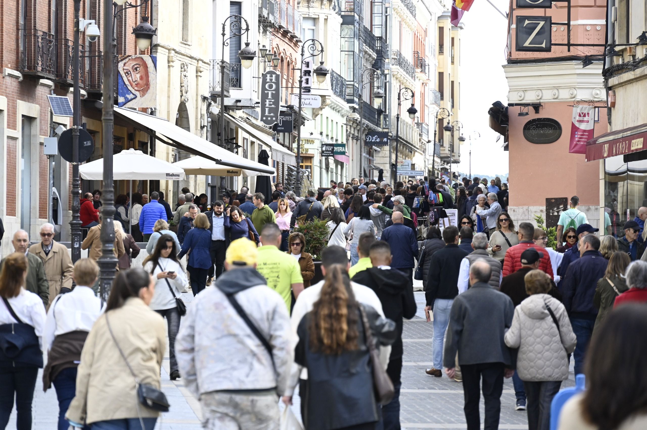 Foto de archivo de la Calle Ancha llena de gente durante el puente del Pilar. | SAÚL ARÉN