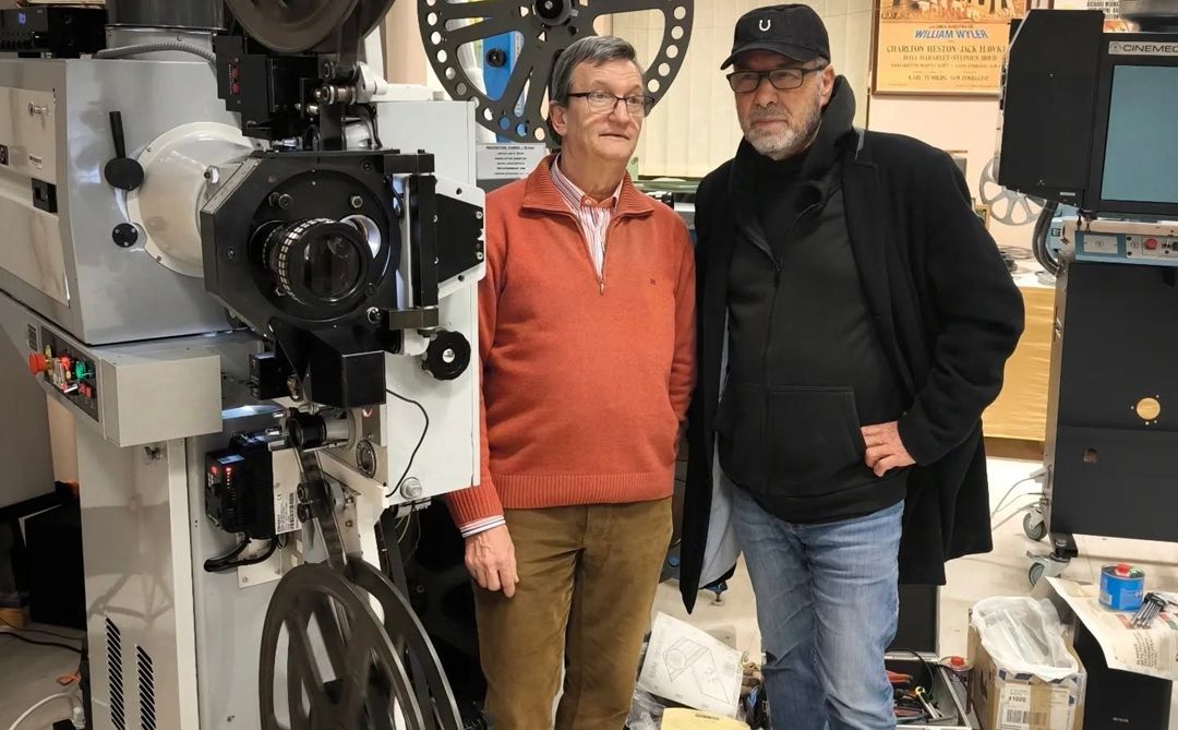 El protagonista del documental, Miguel Pérez García ‘Trébol’, junto al director del mismo, Bal Ferrero, junto a la colección del leonés. | C&M FILMS GROUP