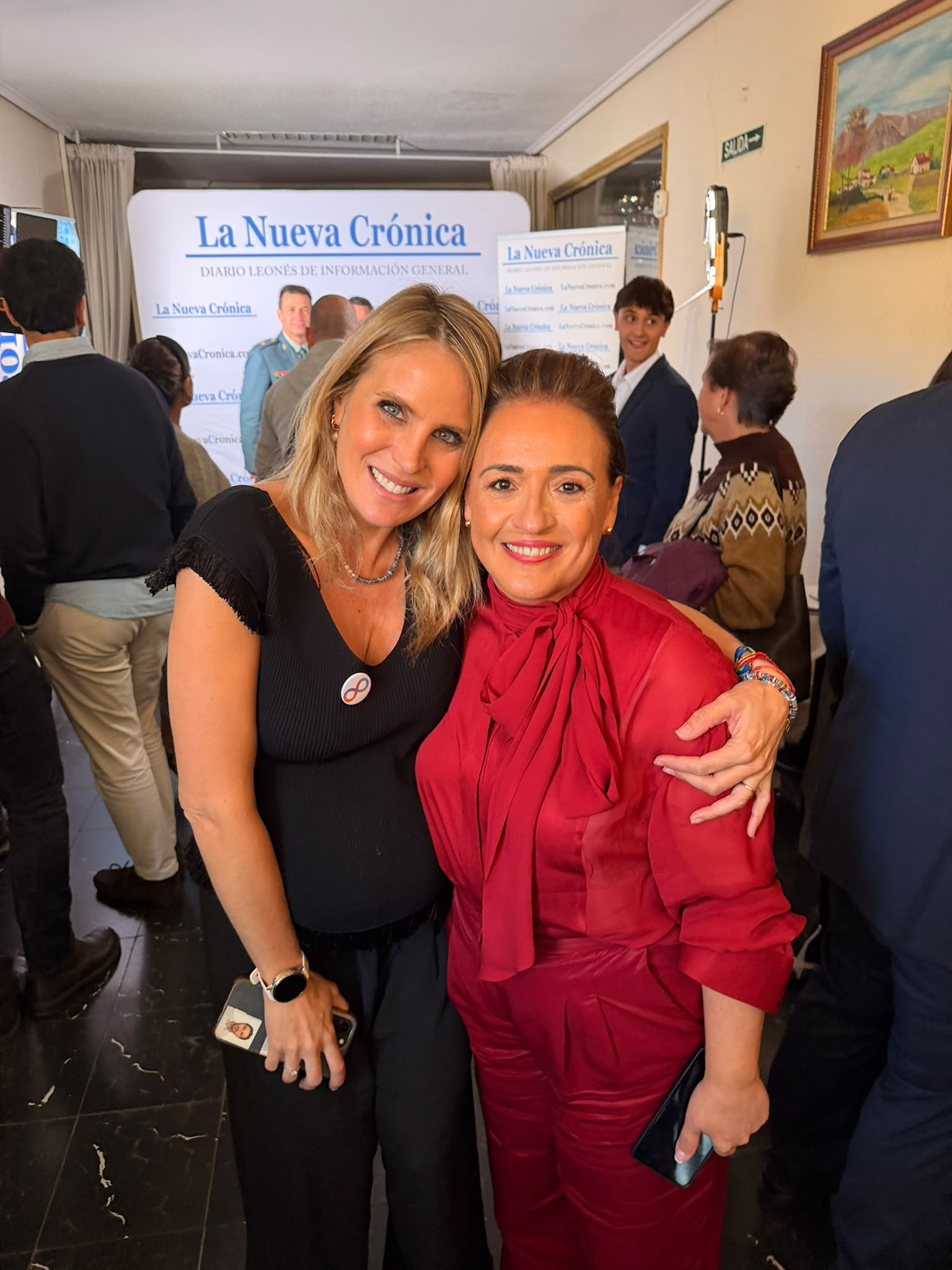 Angie Rigueiro, la encargada de presentar el evento, con Nuria Lesmes