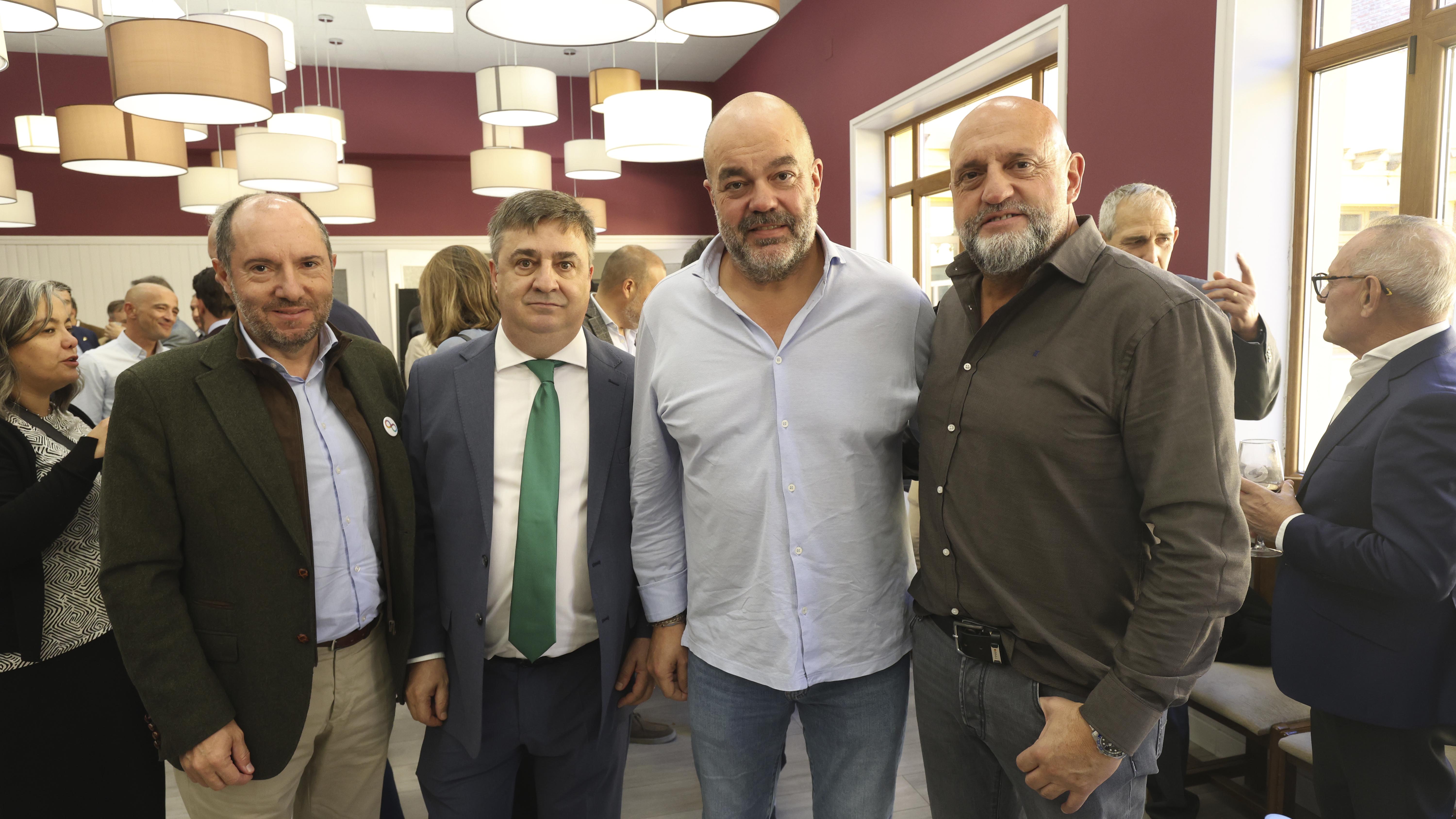 El magistrado Luis Alberto Gómez; el director general de La Nueva Crónica, Carlos Rebollar; y Carlos Gómez y Jose Luis Gómez, de Patatas Hijolusa