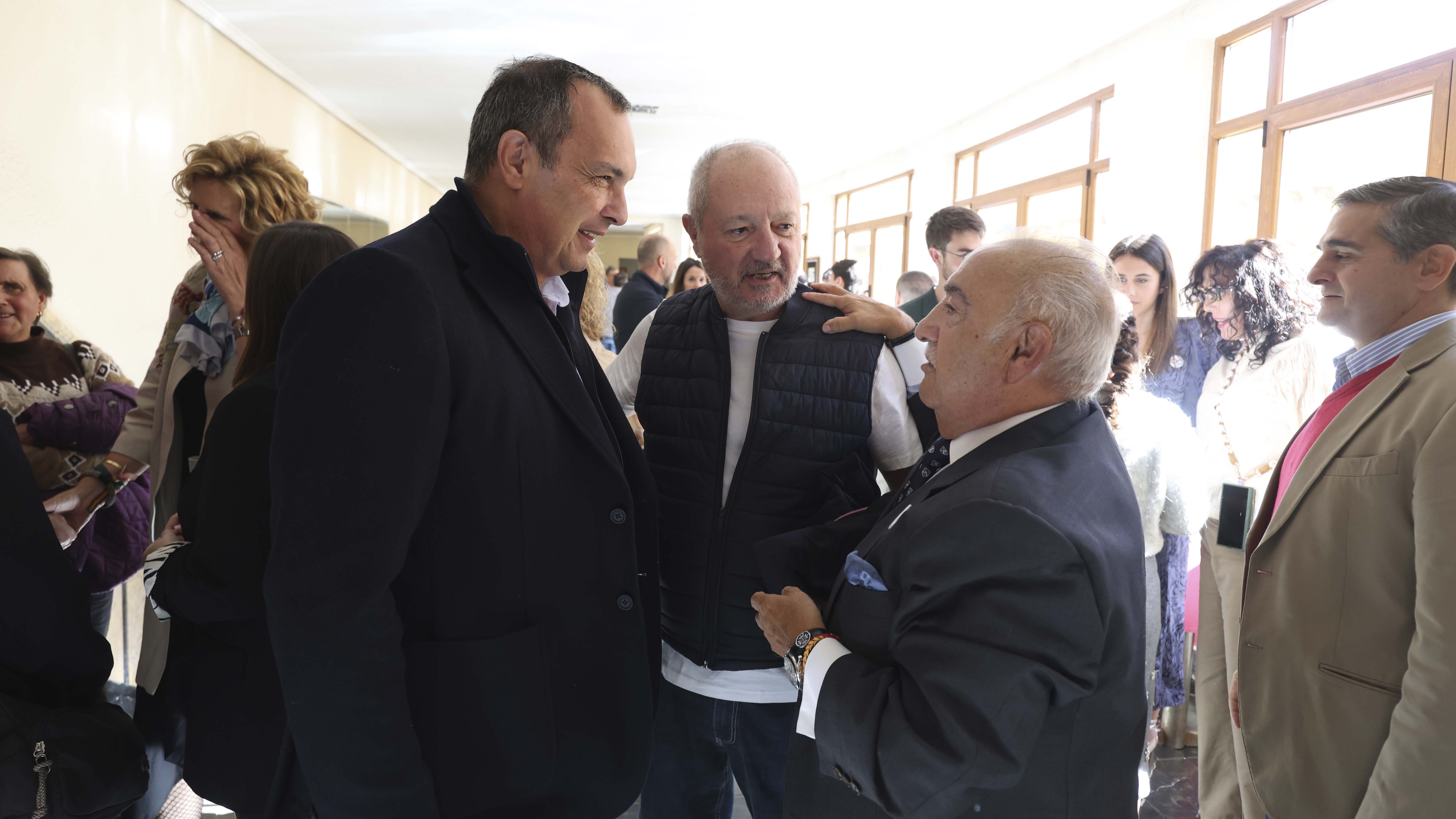 El presidente de La Nueva Crónica, Manuel Lesmes, con José Pedro Luengo e Ignacio Tejera