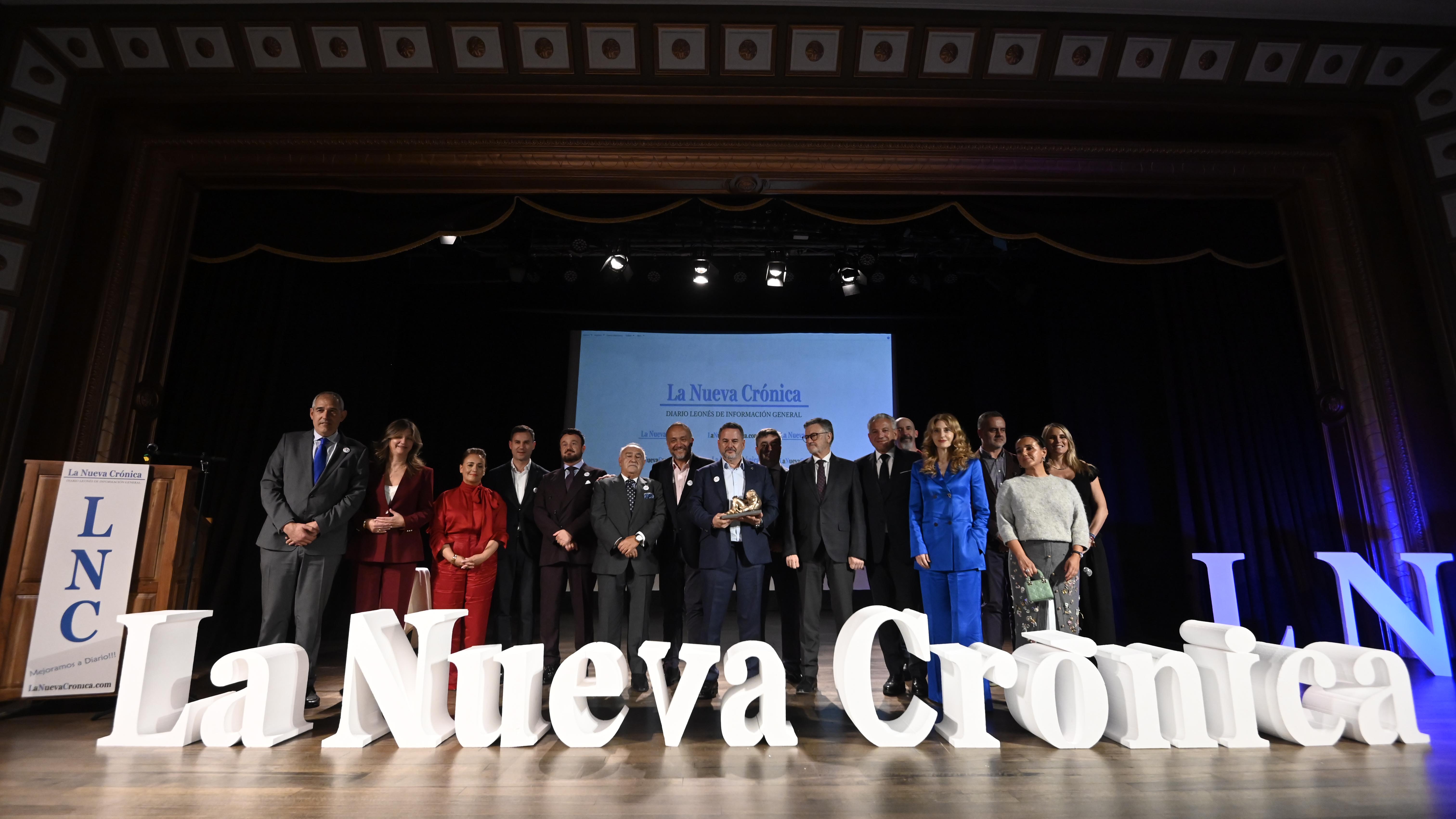 Foto de familia con el premiado, representantes de La Nueva Crónica y autoridades presentes.