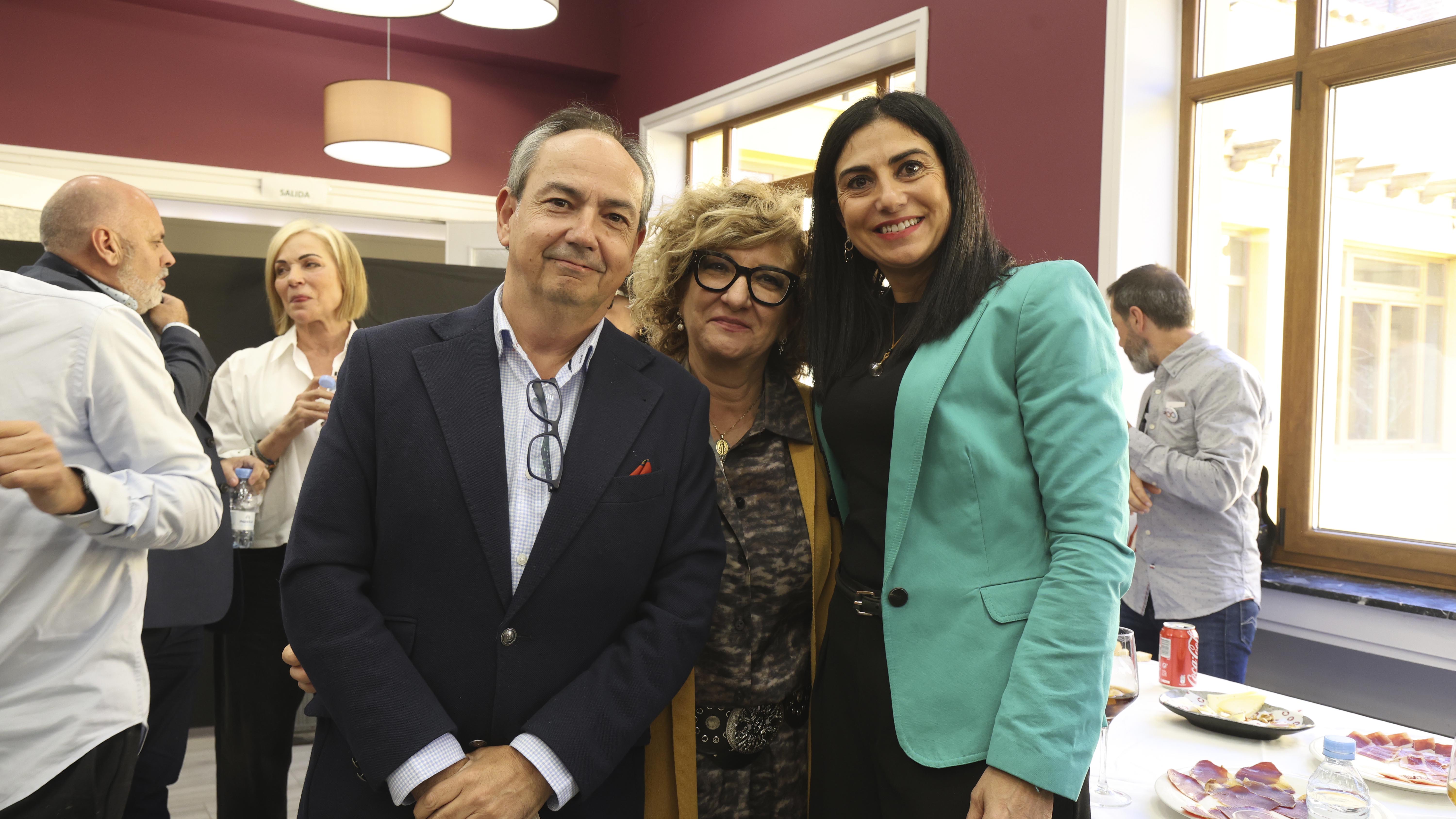 Isabel López Porras (derecha) con José Manuel López y Eva Rocío González García, de la correduría Summa Acrisure