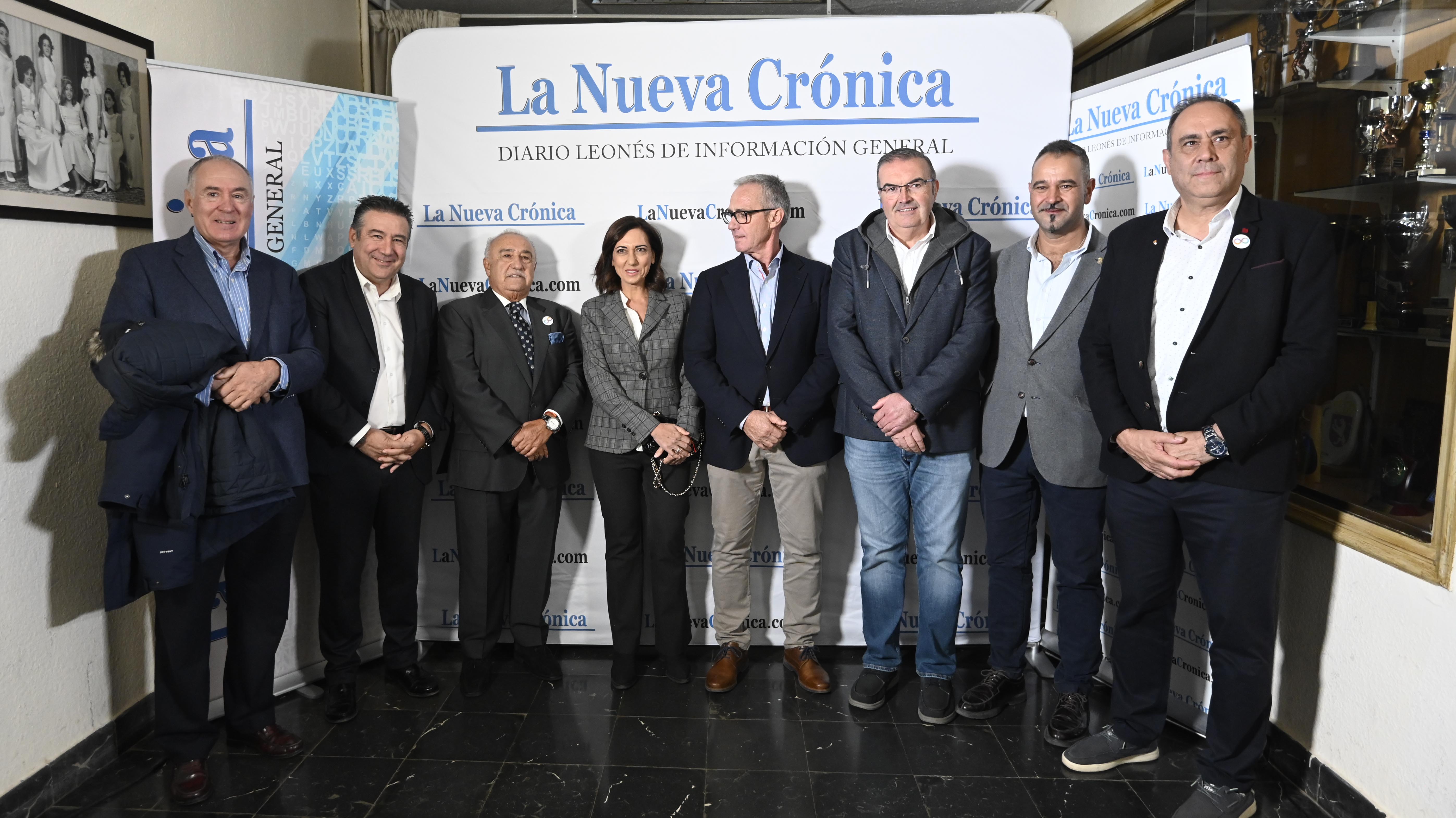Manuel Lesmes con políticos de UPL Eduardo López Sendino, Luis Mariano Santos, Alicia Gallego, Vicente Álvarez, Roberto Aller, Emilio Martínez y Valentín Martínez.