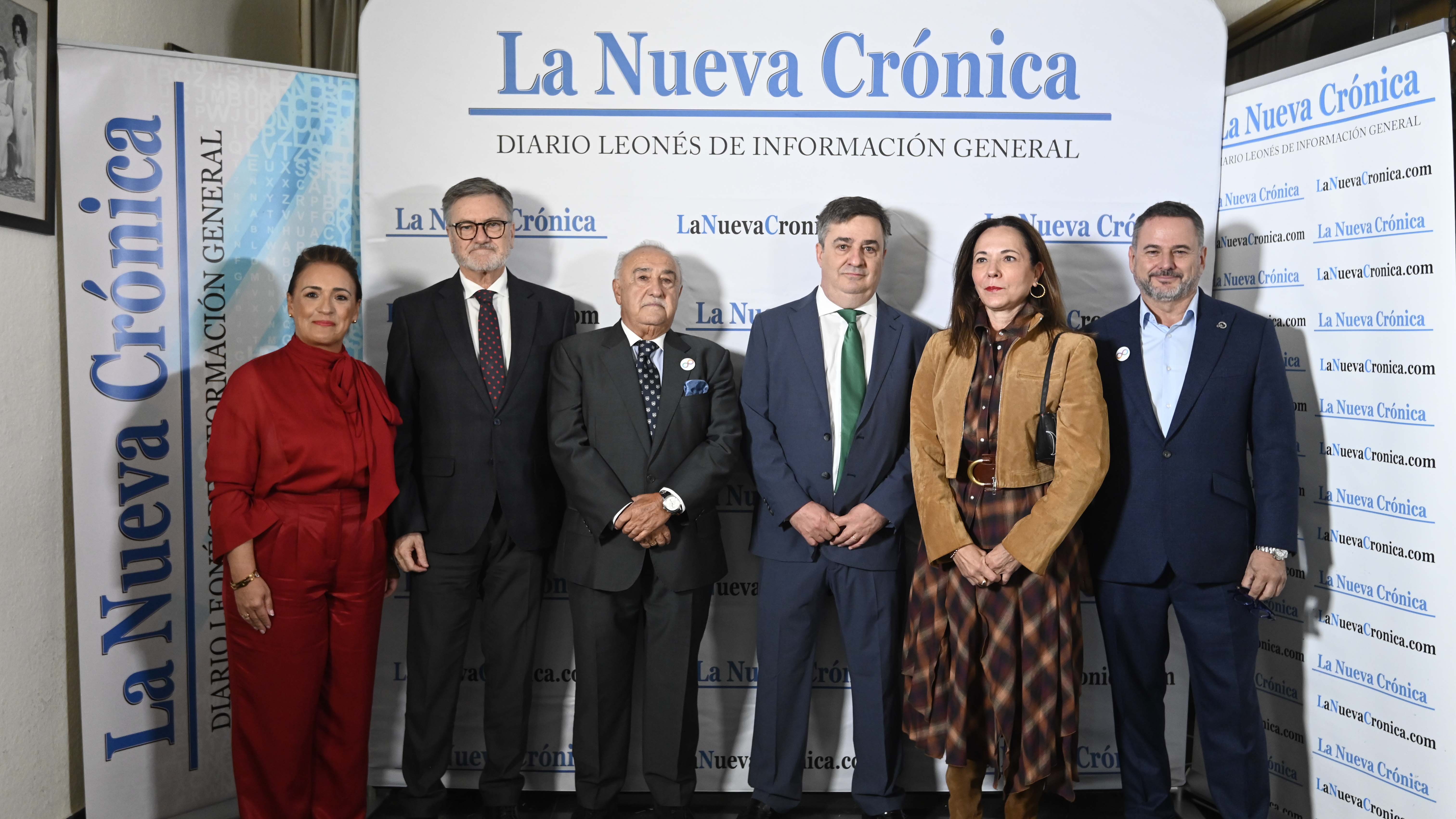 Nuria Lesmes, Francisco Vázquez, Manuel Lesmes, Carlos Rebollar, María José Álvarez Casais, del Partido Popular de León, y José Ángel Crego.