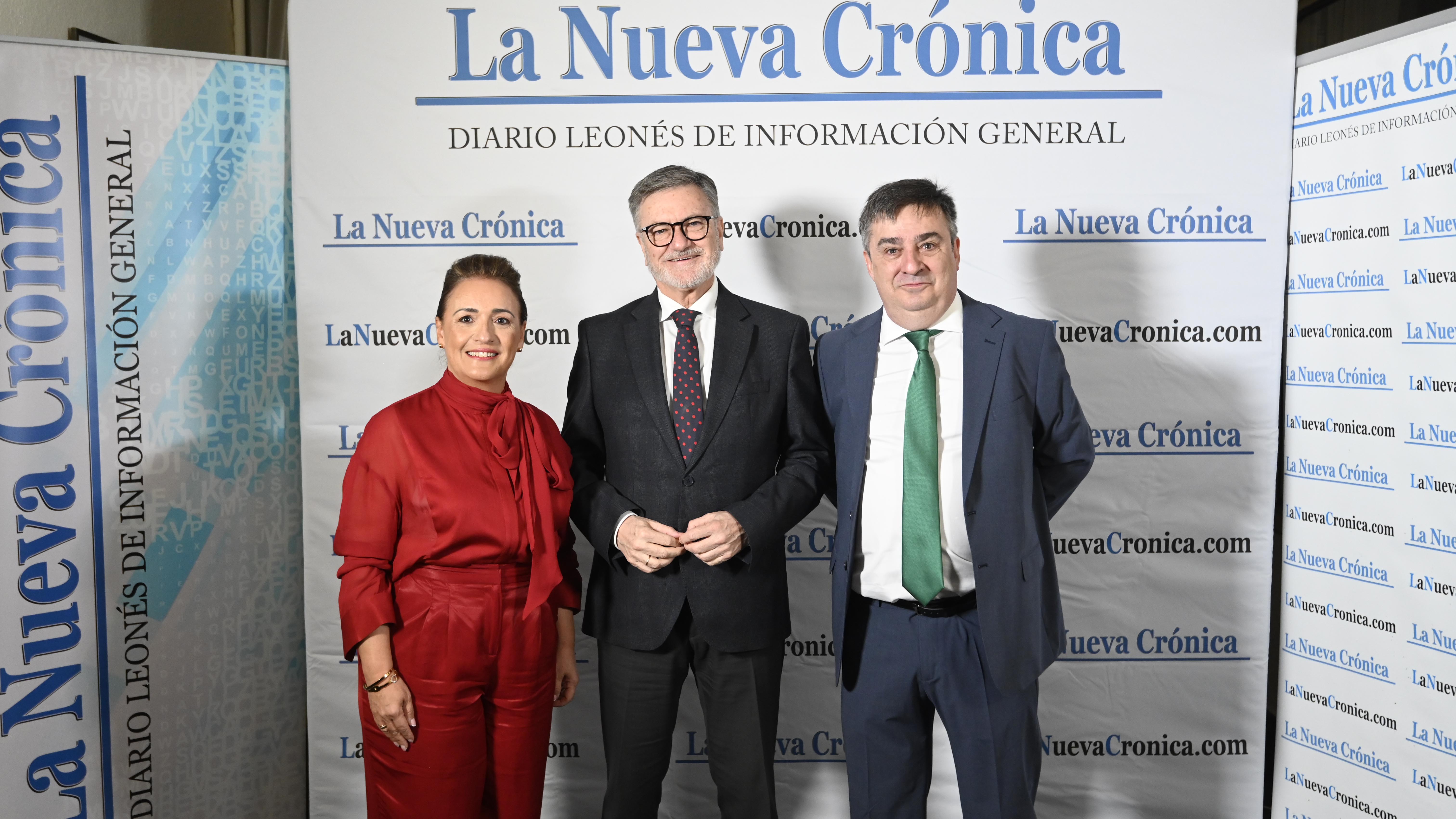 Nuria Lesmes, Francisco Vázquez, presidente de las Cortes, y Carlos Rebollar.