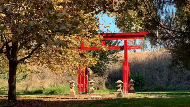 El ‘torii’ es la puerta de entrada a un santuario sintoísta y un talismán. SAÚL ARÉN El ‘torii’ es la puerta de entrada a un santuario sintoísta y un talismán. SAÚL ARÉN