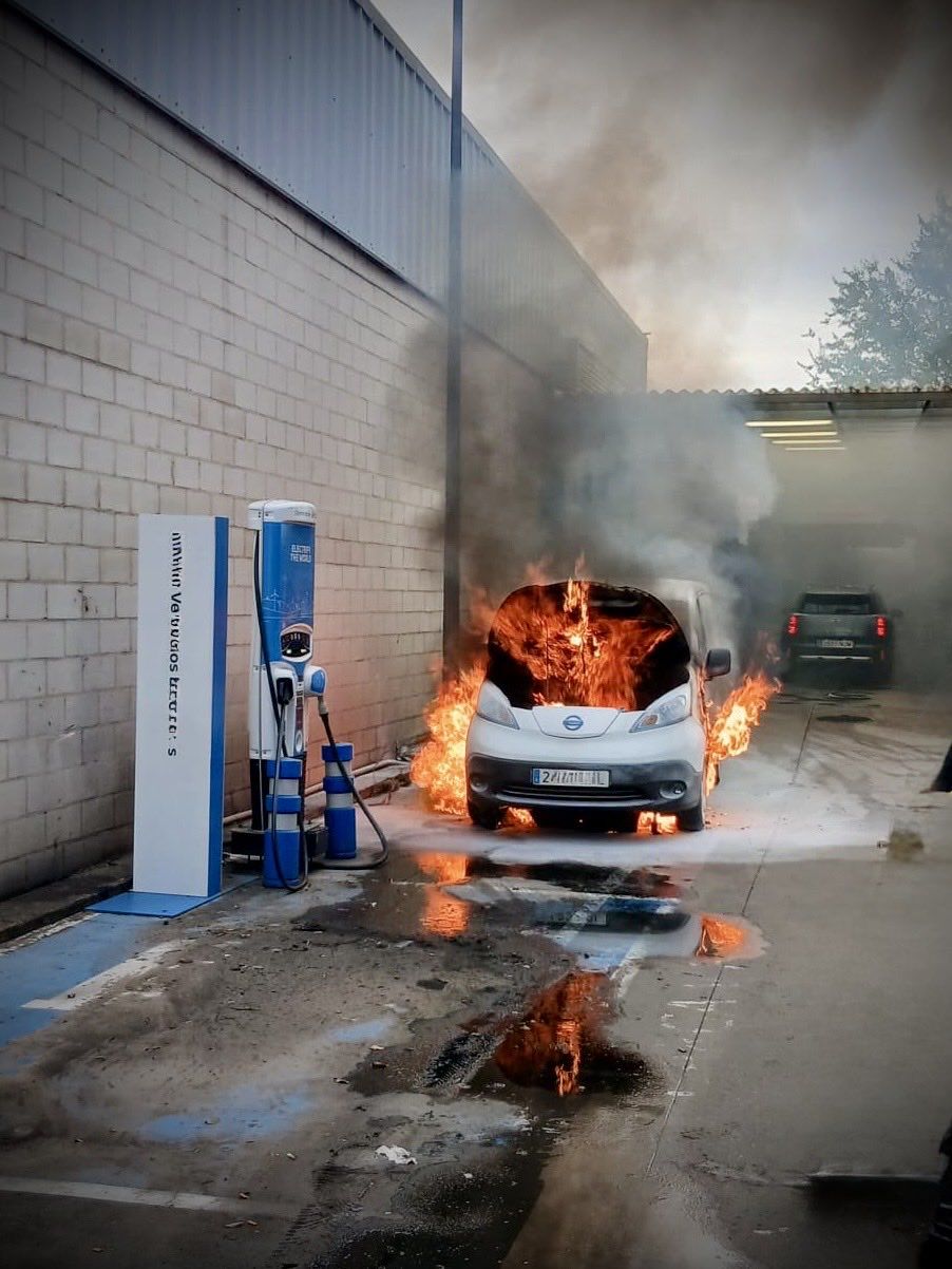 Imagen del turismo eléctrico calcinado por las llamas en Trobajo del Camino. | L,N.C.