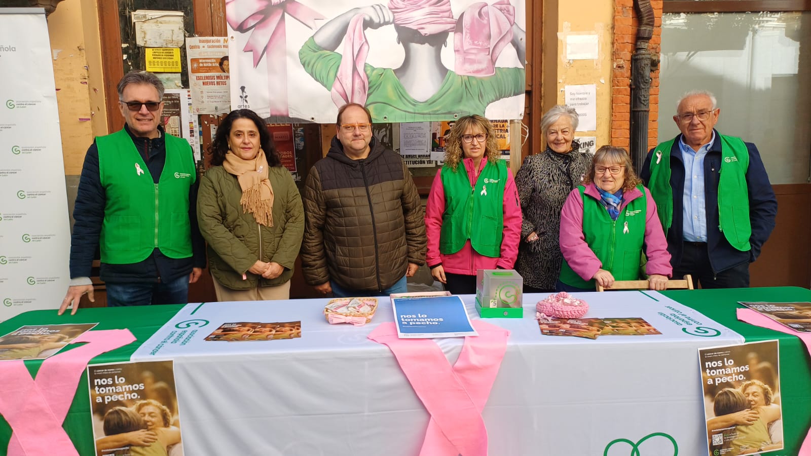 La Bañeza ha mostrado su apoyo a la Junta Local de la Asociación Española Contra el Cáncer (AECC) | L.N.C.