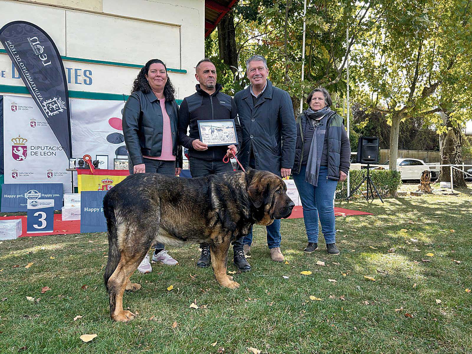 La diputada de Desarrollo Rural, Irene González y el concejal de Desarrollo Urbano Luis Miguel García Copete  fueron los encargados de entregar los premios a los ejemplares vencedores.