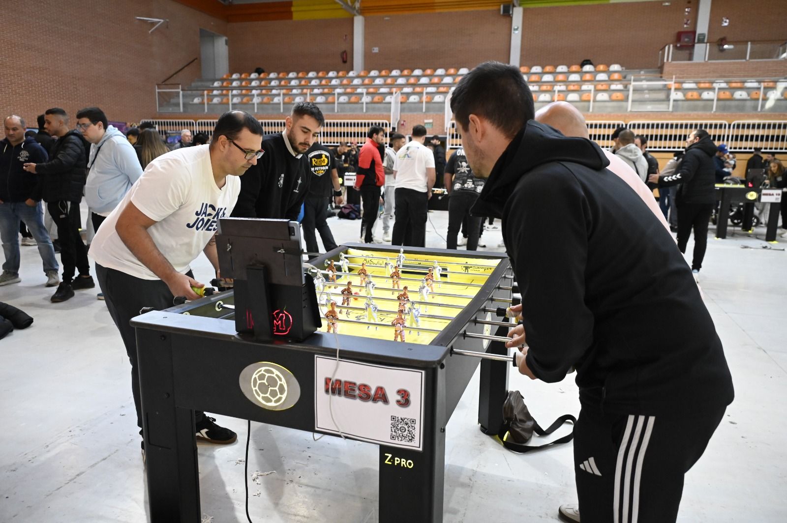 Diferentes momentos del V Máster de futbolín de Trobajo del Camino. SAÚL ARÉN (5)