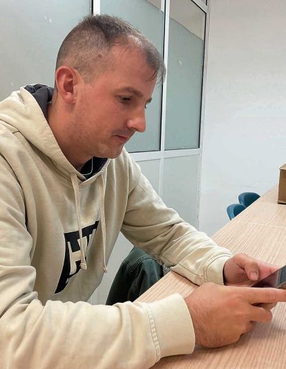 Israel Tejerina, el leonés que ha sido convocado para la selección española de personas con discapacidad intelectual mira el móvil en el que recibió la llamada