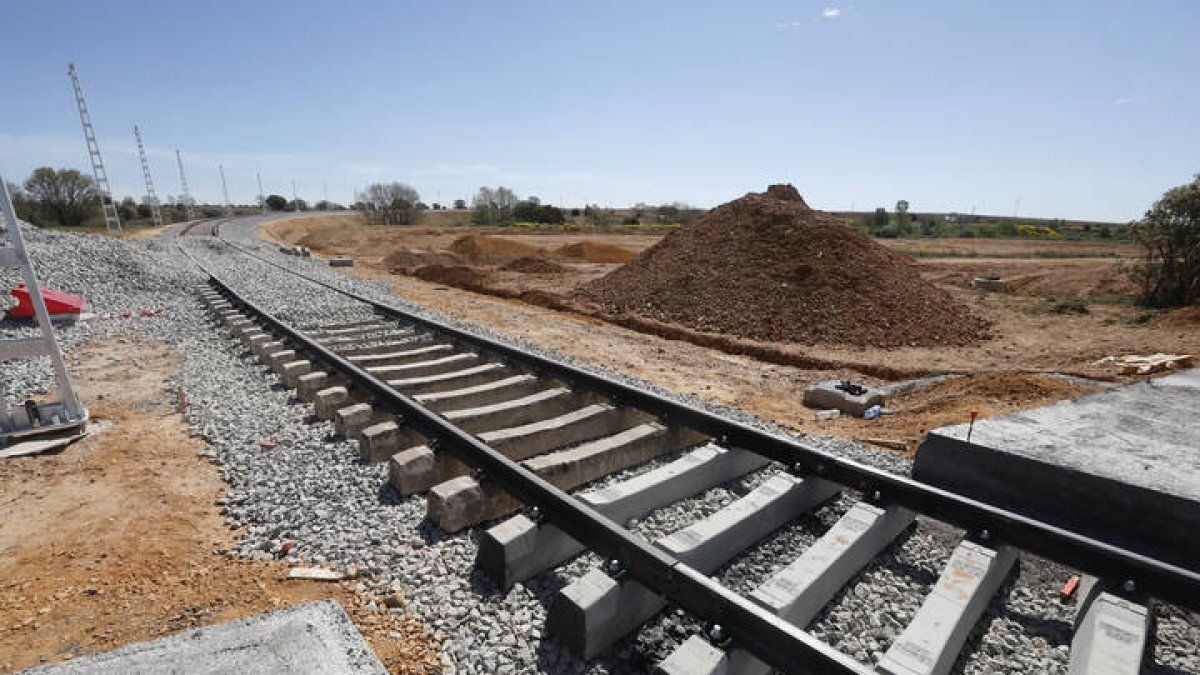 El colectivo ha inspeccionado y fotografiado ‘in situ’ las traviesas del tramo León Astorga. | L.N.C.