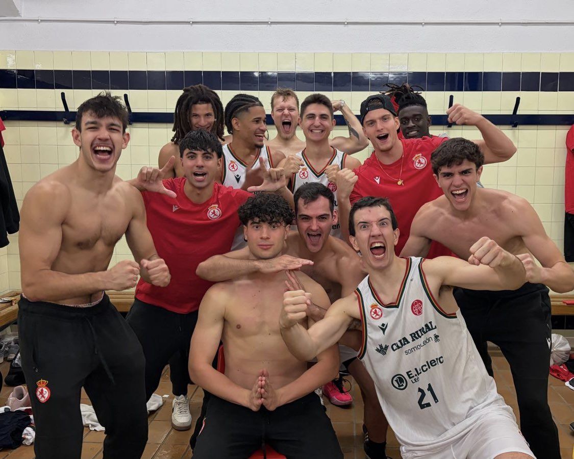 Los jugadores de la Cultural festejan la victoria en Getafe. | CULTUBALONCESTO