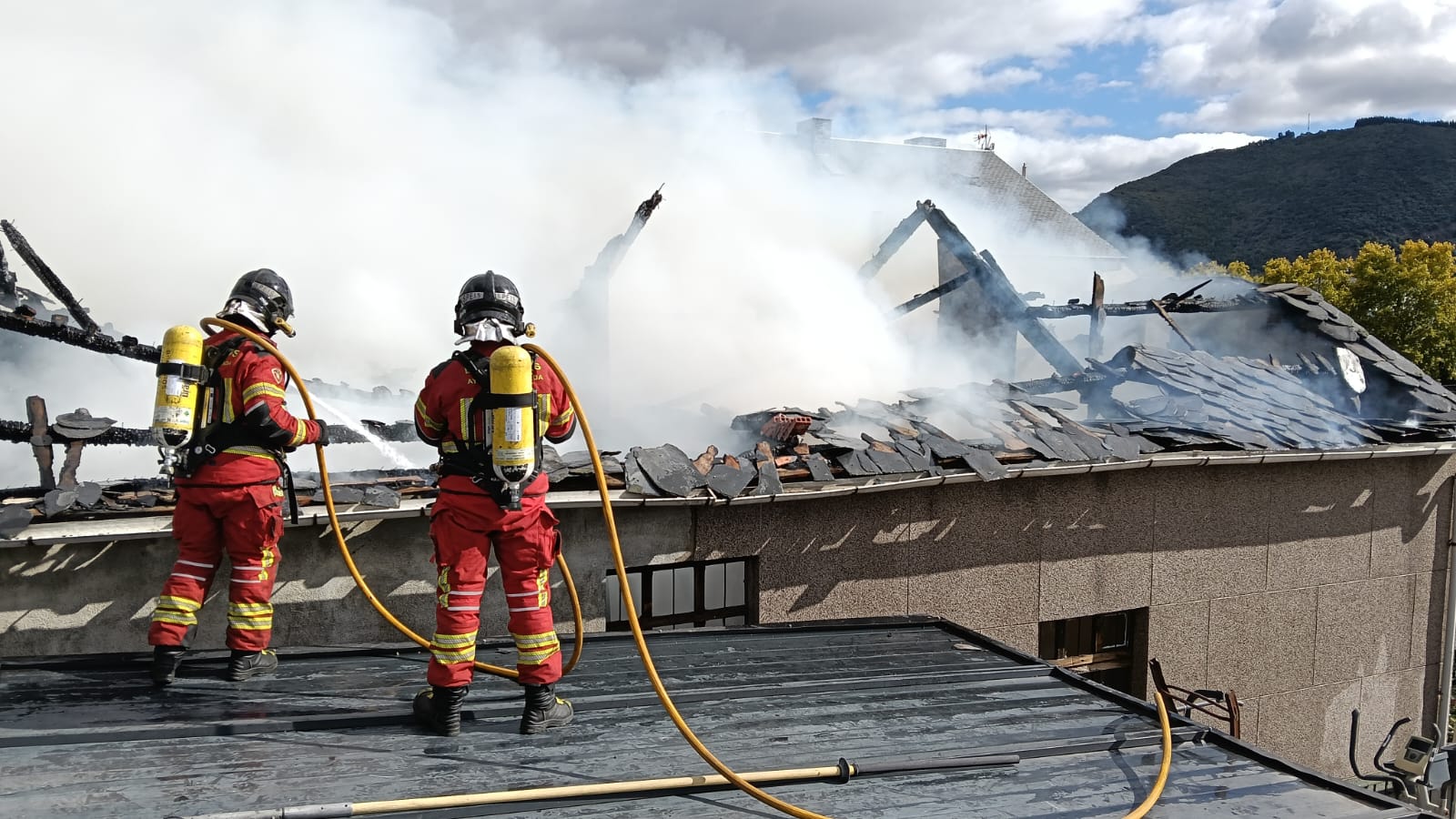 Trabajos de extinción de los Bomberos de Ponferrada. | BOMBEROS