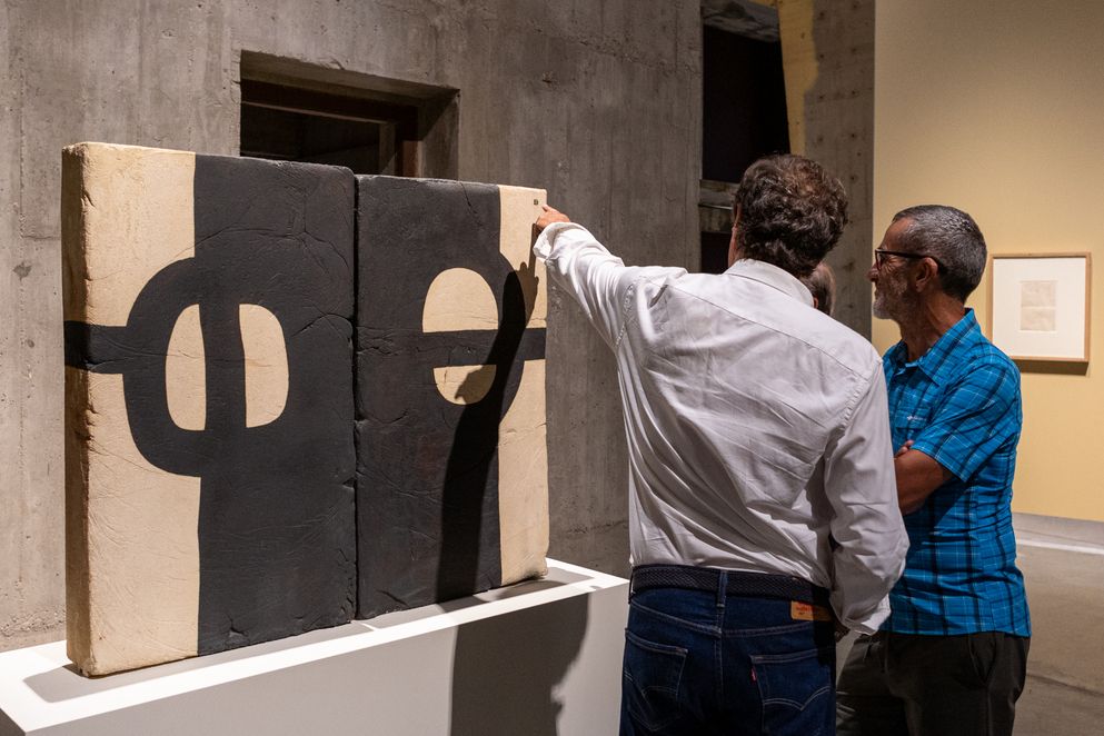La exposición de la obra de Chillida sigue abierta al público.
