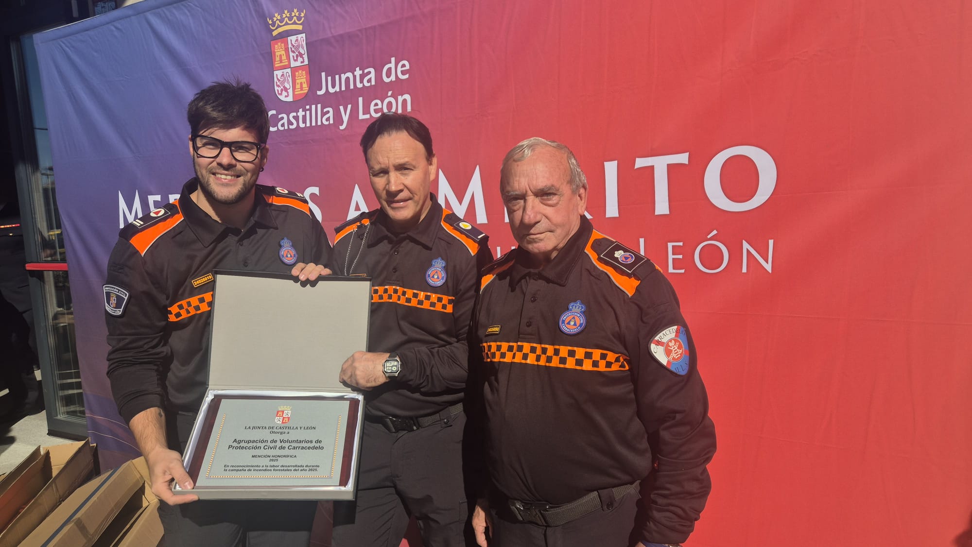 Los voluntarios Víctor Saraiva y Joaquín Mimbrero, acompañados por Sergio Rodera, subjefe de Protección Civil de Carracedelo.