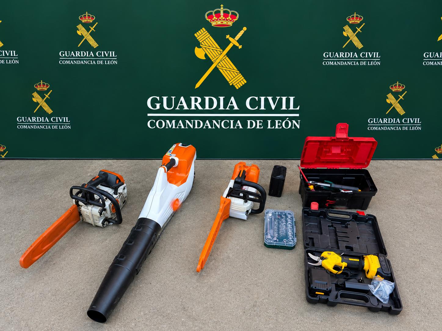 Entre los efectos sustraídos figuraban un soplador, dos baterías, una cadena de corte y dos motosierras, una de batería y otra de gasolina. | L.N.C. Entre los efectos sustraídos figuraban un soplador, dos baterías, una cadena de corte y dos motosierras, una de batería y otra de gasolina. | L.N.C.