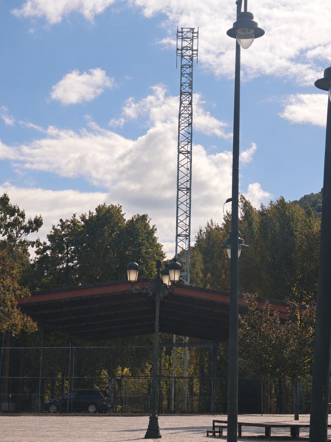Torre de telecomunicaciones de más de 40 metros en Toral de Merayo. Torre de telecomunicaciones de más de 40 metros en Toral de Merayo.