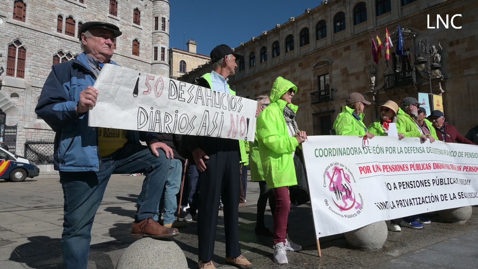 Los pensionistas leoneses salen a la calle para reivindicar un sistema público "sostenible gobierne quien gobierne" Los pensionistas leoneses salen a la calle para reivindicar un sistema público "sostenible gobierne quien gobierne"