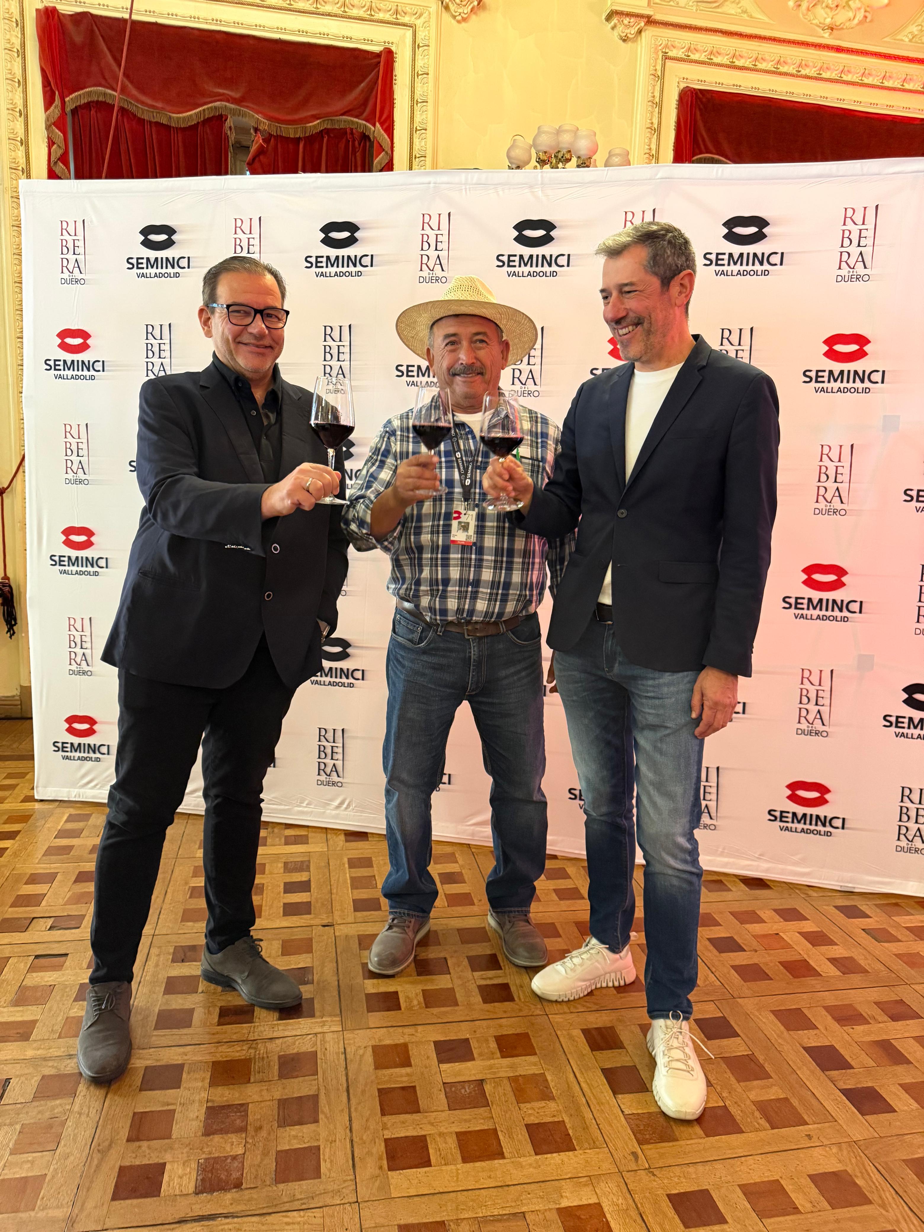 Estreno del documental en la Seminci de Valladolid. A la izquierda, el productor Helio Estévez, acompañado por el protagonista, Serapio Díez, y el director, Roberto Lozando. | L.N.C. Estreno del documental en la Seminci de Valladolid. A la izquierda, el productor Helio Estévez, acompañado por el protagonista, Serapio Díez, y el director, Roberto Lozando. | L.N.C.