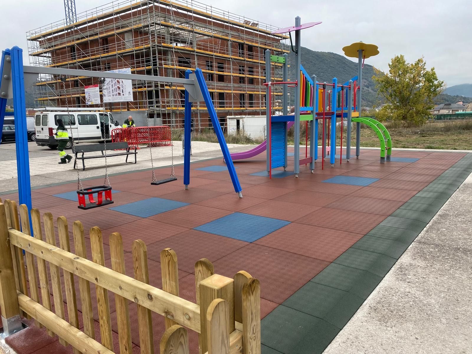 Nueva imagen de la zona de juegos infantiles de la calle Andrés Viloria. Nueva imagen de la zona de juegos infantiles de la calle Andrés Viloria.