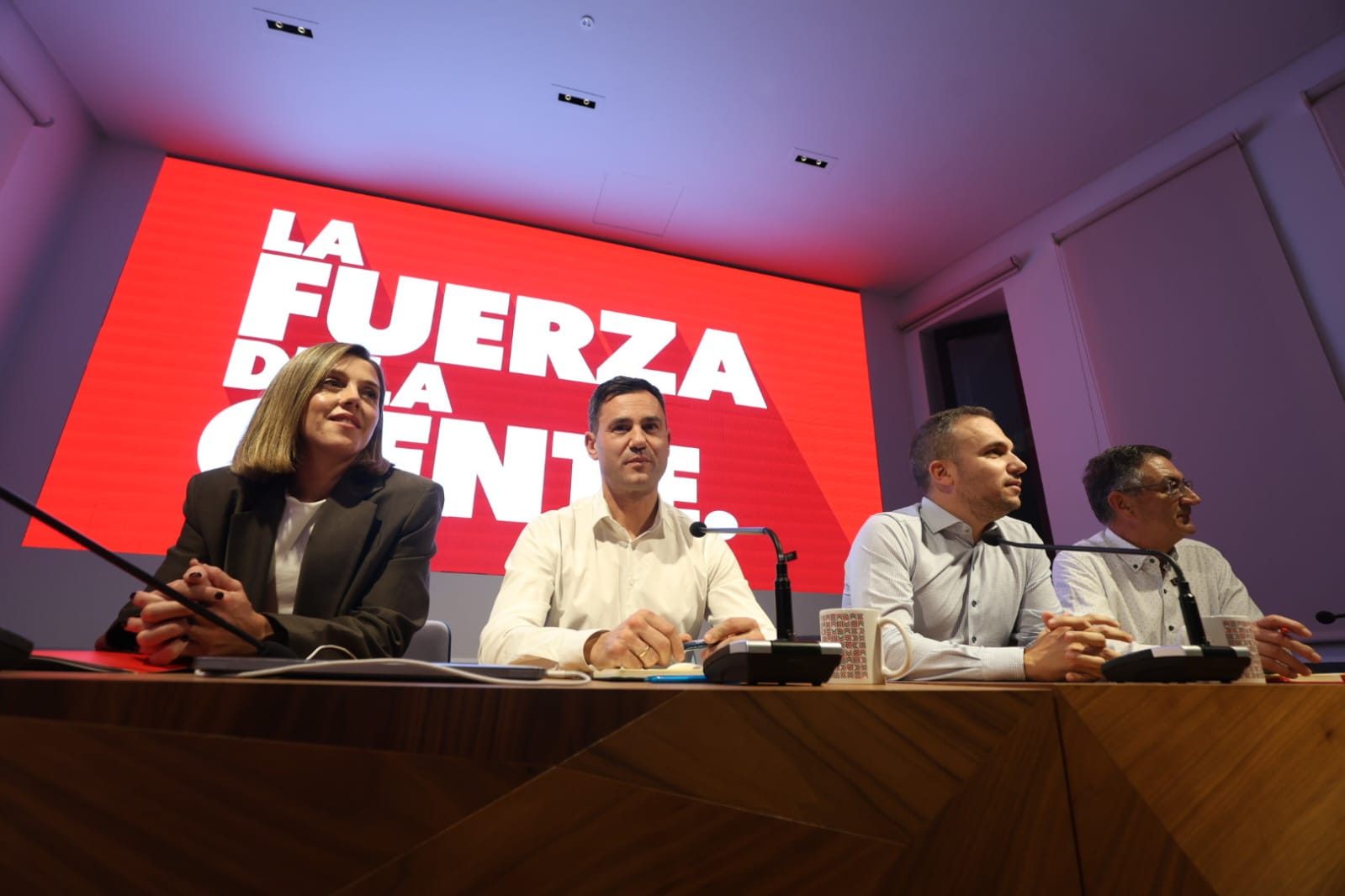 Los candidatos del PSOE al Congreso y al Senado, encabezados por Javier Alfonso Cendón, este lunes en el ILC en León. | FERNANDO OTERO