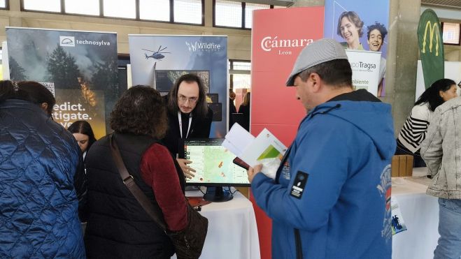 Interesados en las propuestas de empleo. | MAR IGLESIAS Interesados en las propuestas de empleo. | MAR IGLESIAS