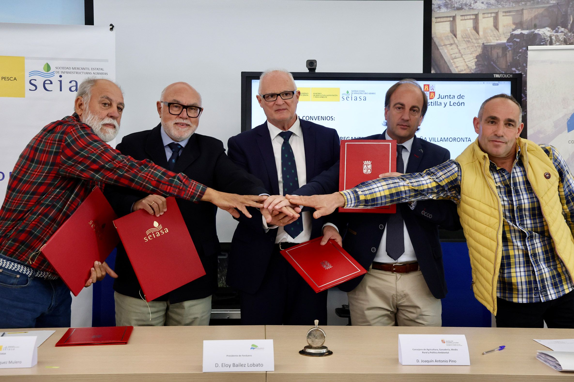 Instante de la firma de los convenios entre los diferentes representantes. | CAMPILLO (ICAL)