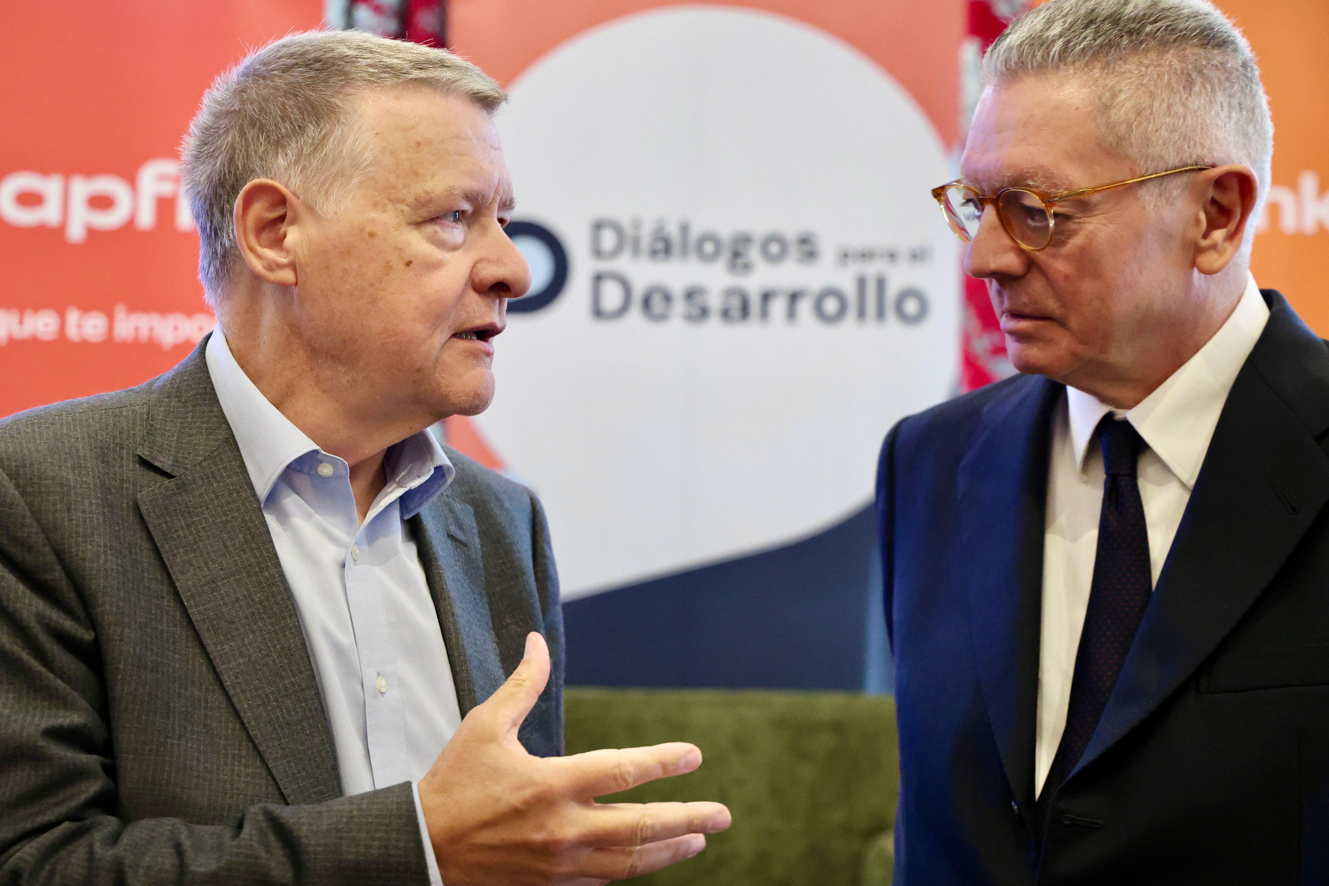 El exministro de Justicia y exalcalde de Madrid, Alberto Ruiz-Gallardón, y el exministro de Administraciones Públicas y expresidente de Red Eléctrica (2018-2020), Jordi Sevilla, en León. | ICAL