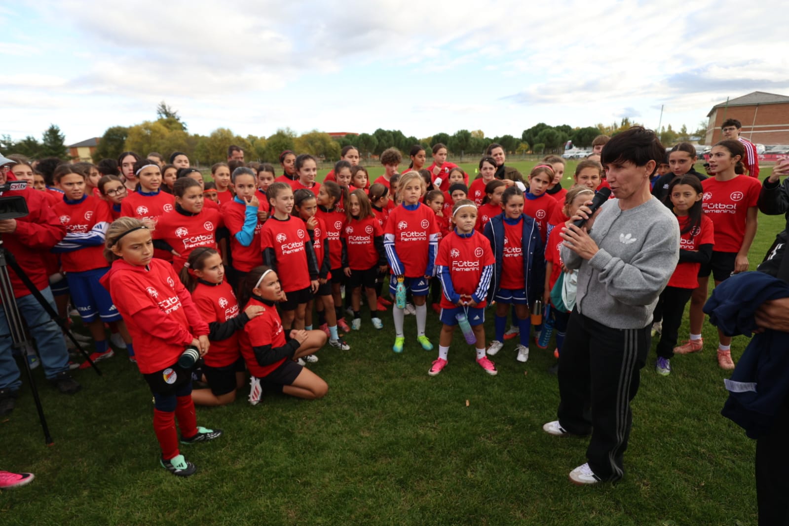 La seleccionadora nacional, Sonia Bermúdez, visitó Astorga en una jornada de promoción y formación de fútbo femenino.  REPORTAJE GRÁFICO FERNANDO OTERO (10)
