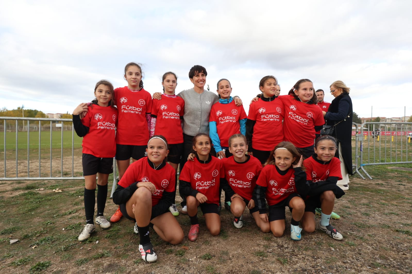 La seleccionadora nacional, Sonia Bermúdez, visitó Astorga en una jornada de promoción y formación de fútbo femenino.  REPORTAJE GRÁFICO FERNANDO OTERO (2)