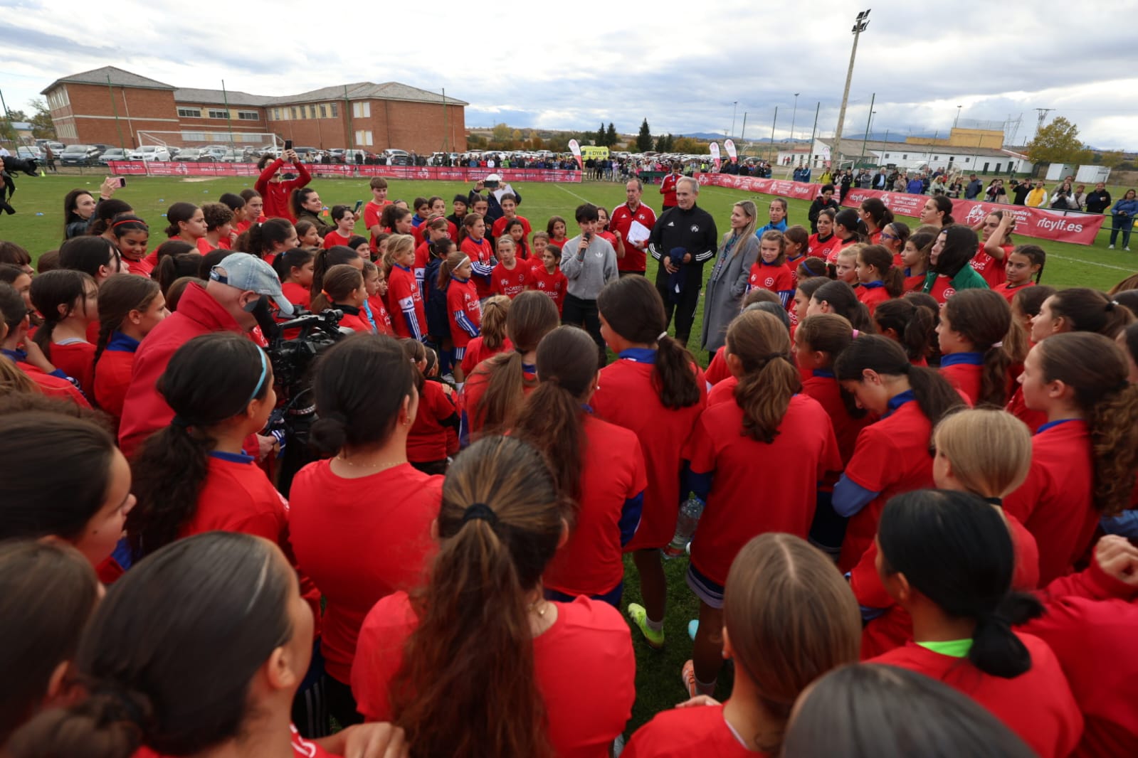 La seleccionadora nacional, Sonia Bermúdez, visitó Astorga en una jornada de promoción y formación de fútbo femenino.  REPORTAJE GRÁFICO FERNANDO OTERO (3)
