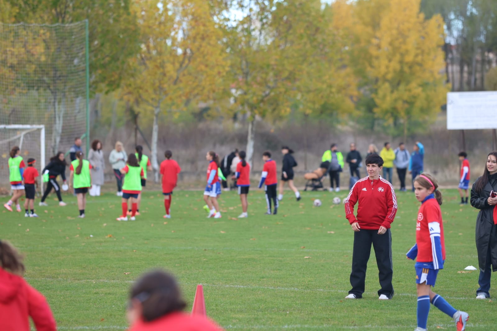 La seleccionadora nacional, Sonia Bermúdez, visitó Astorga en una jornada de promoción y formación de fútbo femenino.  REPORTAJE GRÁFICO FERNANDO OTERO (4)