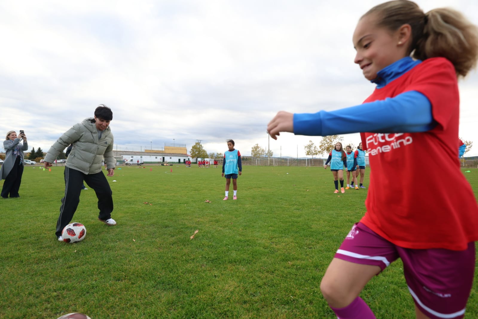 La seleccionadora nacional, Sonia Bermúdez, visitó Astorga en una jornada de promoción y formación de fútbo femenino.  REPORTAJE GRÁFICO FERNANDO OTERO (7)