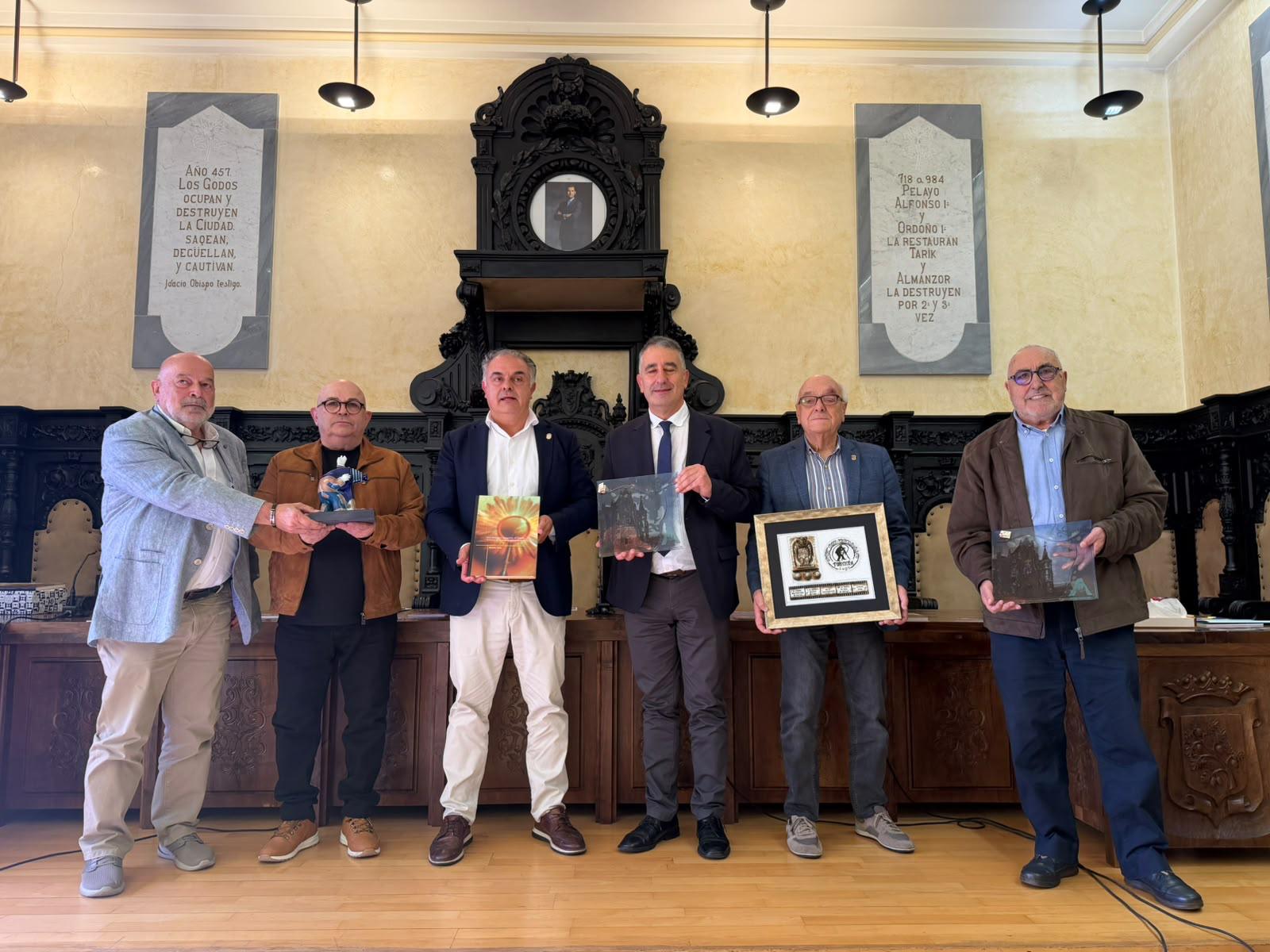 Acto de hermanamiento celebrado en el salón de plenos del Ayuntamiento de Astorga. | L.N.C.