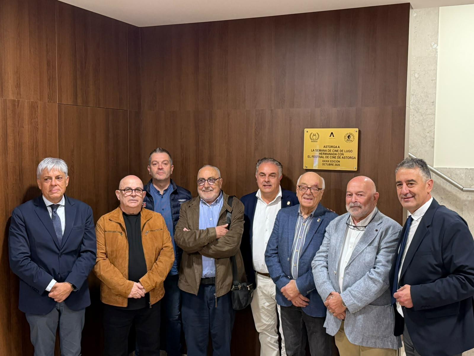 Descubrimiento de la placa en el Teatro Gullón. | L.N.C. Descubrimiento de la placa en el Teatro Gullón. | L.N.C.