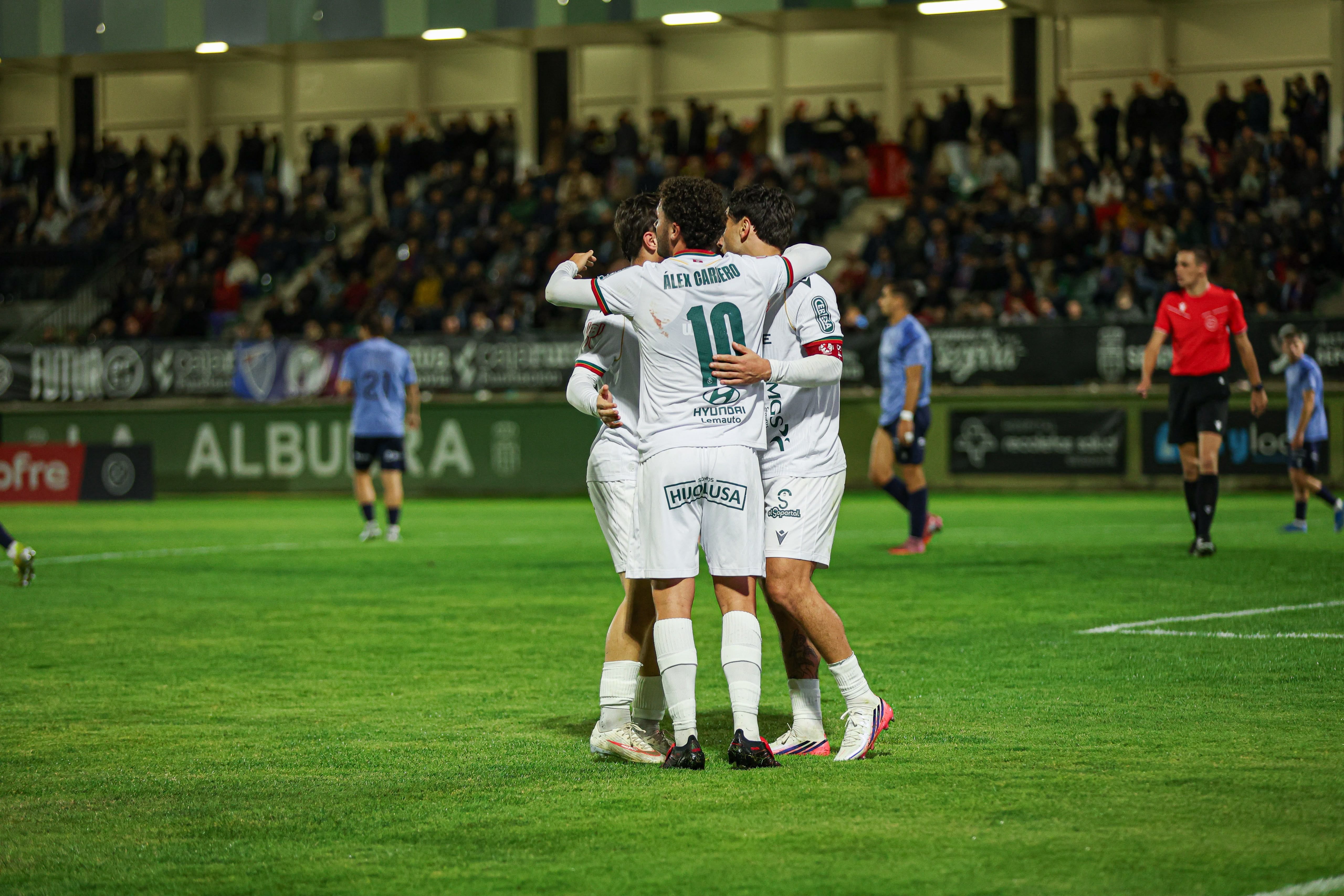 Los jugadores de la Cultural celebran el gol que dio el triunfo a los leoneses en Segovia.  CYD
