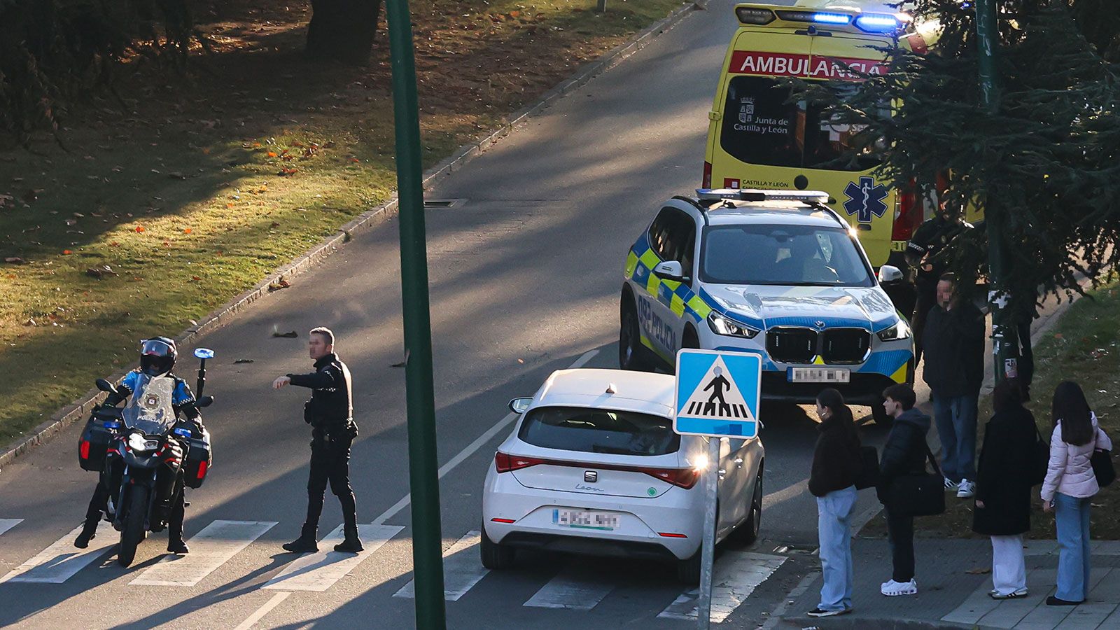 Ambulancia y policía local en la zona dle accidente. | CAMPILLO (ICAL)