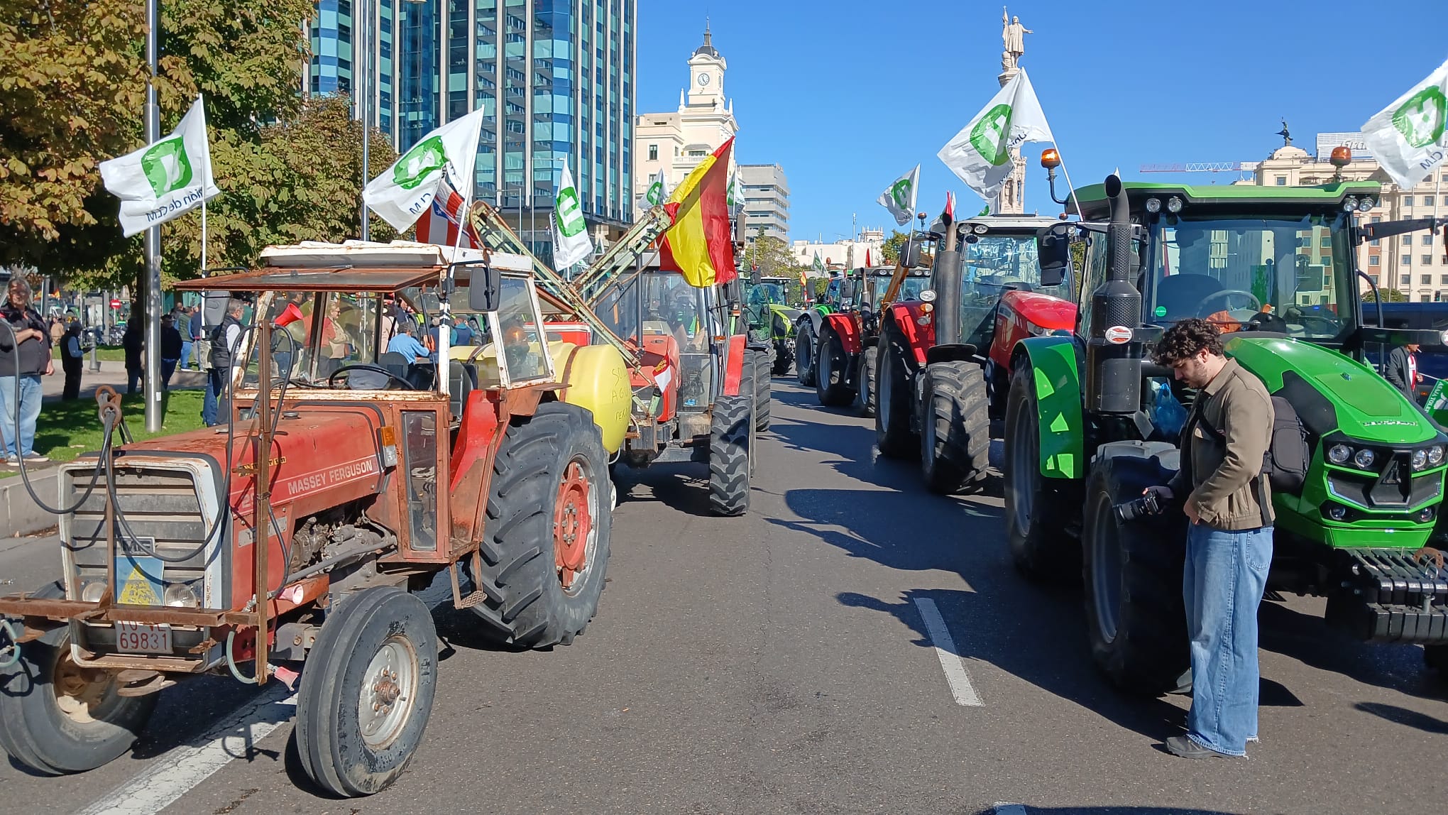Algunos de los tractores que ya estaban preparados para la protesta. | L.N.C.