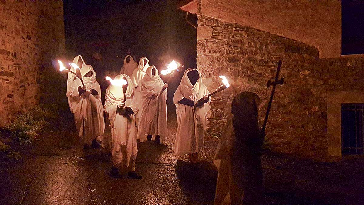 La Güeste de Ánimas desfilará por Villalfeide este sábado, desde las 22:00 horas. | L.N.C. La Güeste de Ánimas desfilará por Villalfeide este sábado, desde las 22:00 horas. | L.N.C.